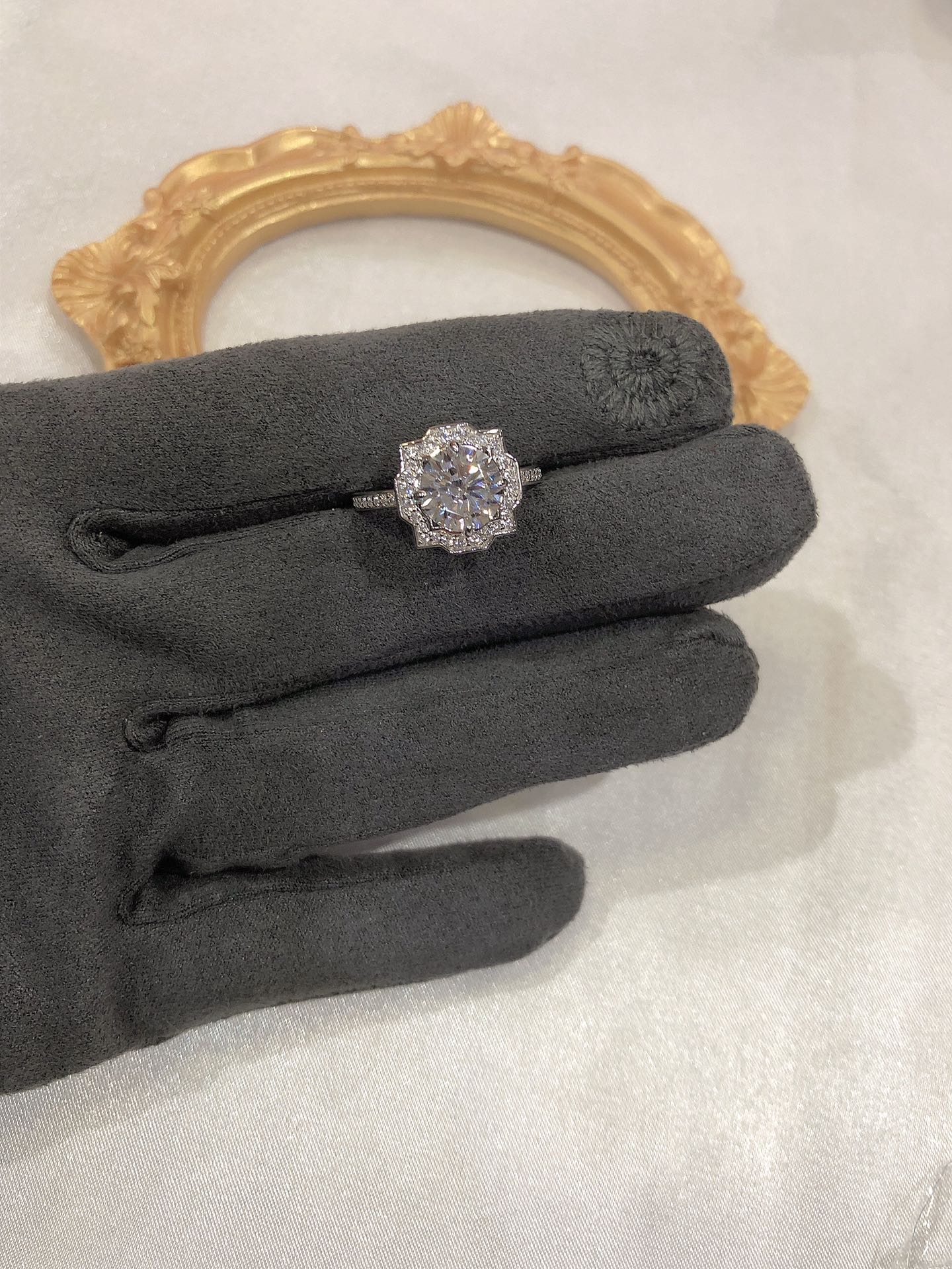 NO:633326,HW Bel*e series rings are simply not too beautiful. This diamond is made from exclusive custom-made raw materials. It is fire-colored, plate-cut and polished. Its texture is not inferior to real gold and real diamonds. In stock 5# 6# 7# 8#88240,,ring,Cardia high-end jewelry19860909HW Bel*e系列戒指 简直不要太美啦啦啦啦 这个钻独家定制原料 火彩 板面切抛光镶嵌 质感一点不输真金真钻 现货5# 6# 7# 8#88240,,ring,卡迪亚高端饰品,Jewelry