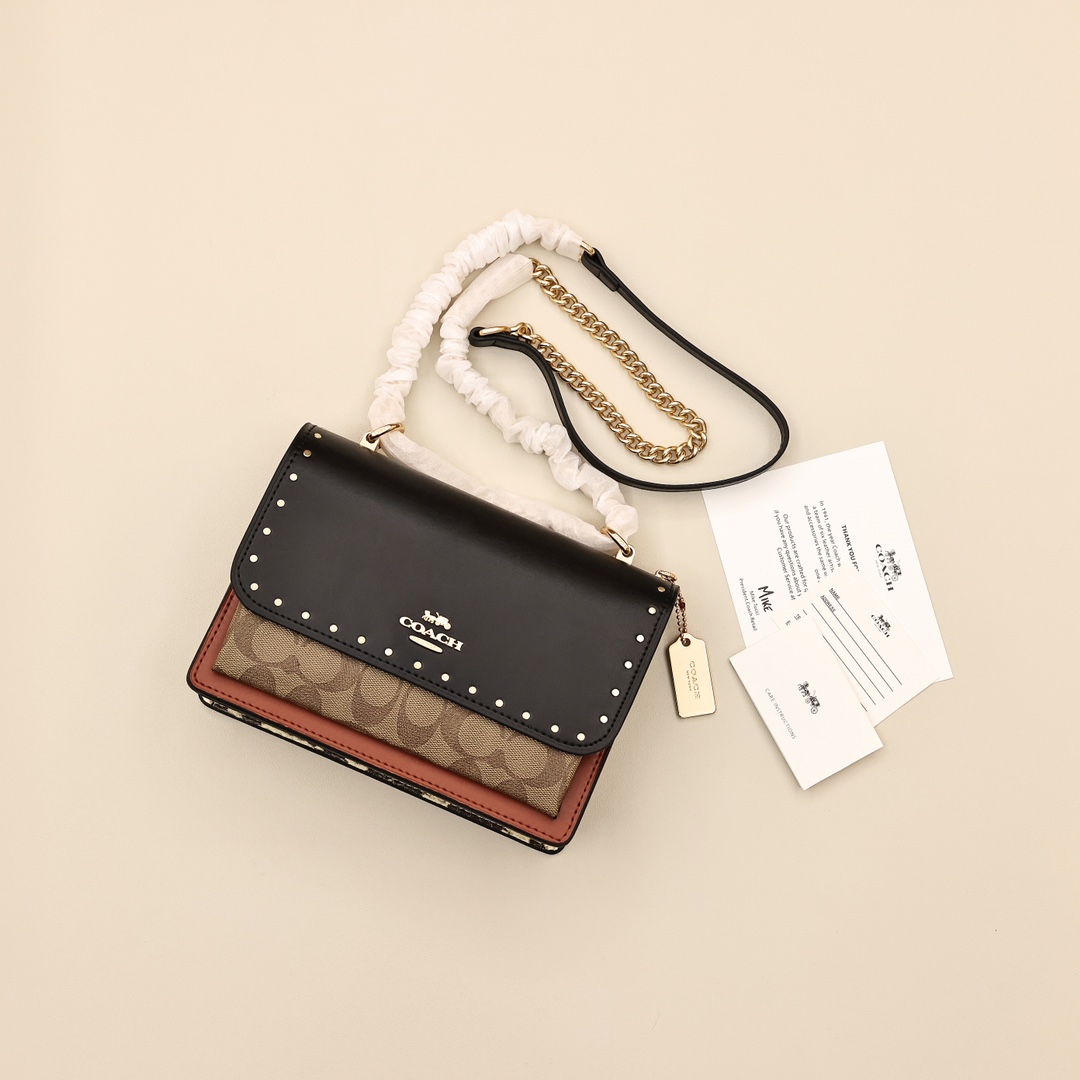 蔻驰风琴包💰300(原单)
可盐可甜的Klare,可以说是蔻驰开挂的一款,拼色设计自蒂高级感,斜挎 单肩 流浪包的背法都可以,隔层多收纳方便,日常通勤逛街出门玩都没问题。
规格:22*16*7cm