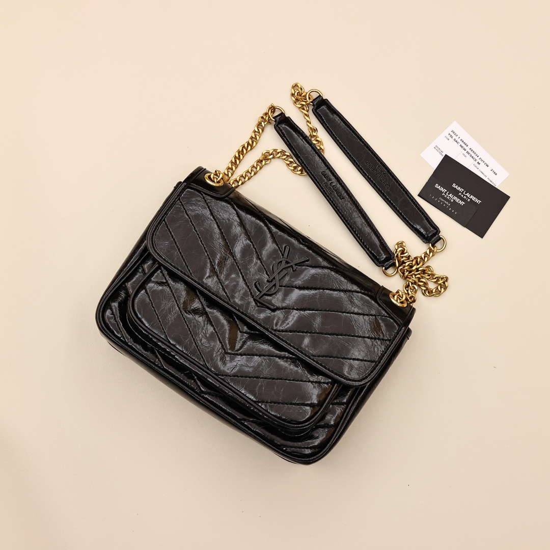 ysl圣罗兰niki邮差包💰260
饰以皮革包覆型YSL字母标志,搭配可转换链条与皮革肩背带和中央隔层,以及背面开放式口袋,非常的方便实用,搭配休闲款或者正式一点的衣服都没问题,这款的经典是人尽皆知,优雅又时尚,高颜又实用,俘获了超多明星博主的心。
规格:28*20*8.5cm