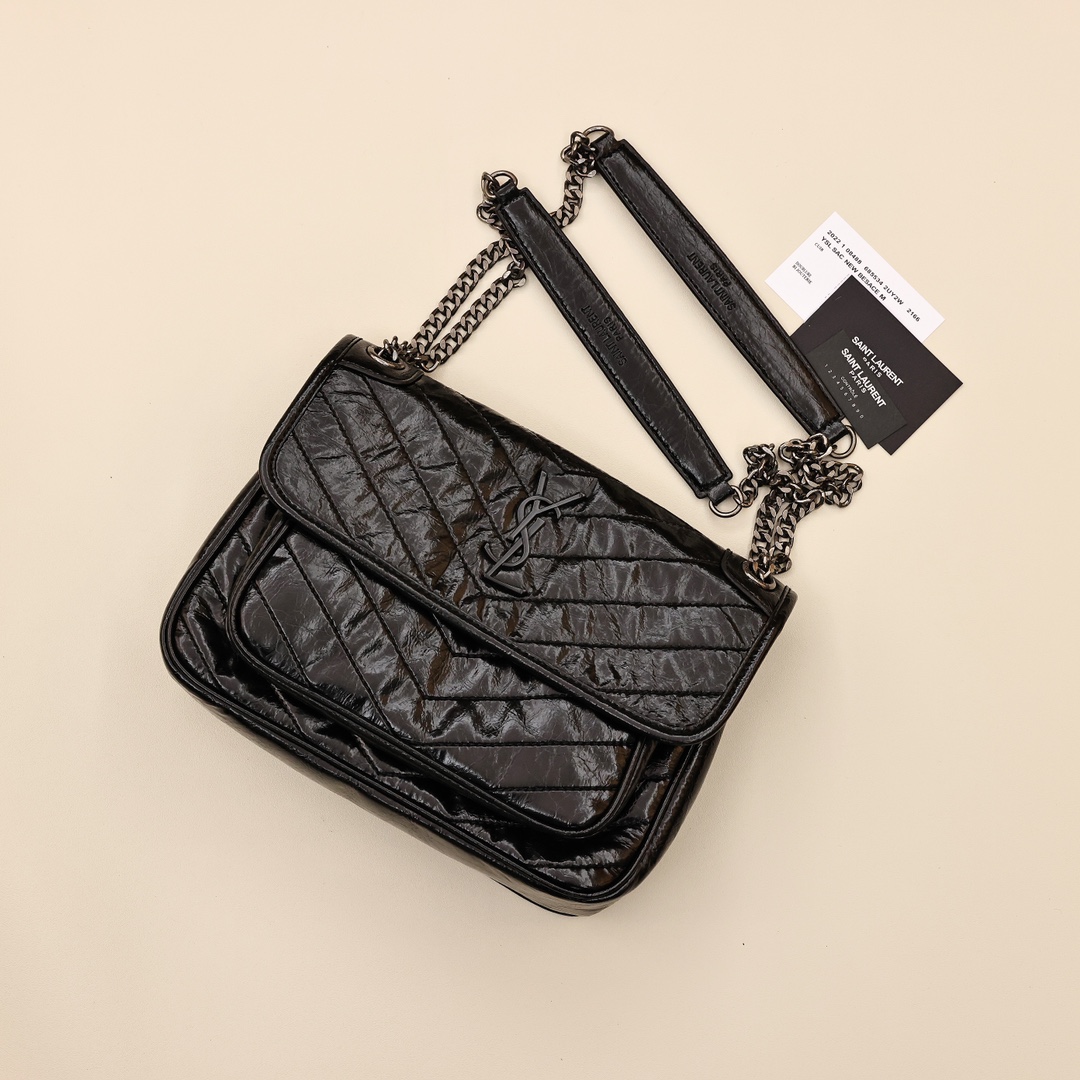 ysl圣罗兰niki邮差包💰260
饰以皮革包覆型YSL字母标志,搭配可转换链条与皮革肩背带和中央隔层,以及背面开放式口袋,非常的方便实用,搭配休闲款或者正式一点的衣服都没问题,这款的经典是人尽皆知,优雅又时尚,高颜又实用,俘获了超多明星博主的心。
规格:28*20*8.5cm