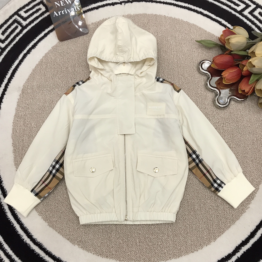 NO:209543,Size 130/6 140/9 150/8 Burberr* Ultra-thin breathable model~ 1:1 for the counter~ Vintage plaid splicing series eye-catching fashion hooded windbreaker jacket plaid tailoring piece splicing, grid inside, exclusive original customization, full edge tailor design inside, original zipper head logo replica, upper body explodes instantly!  Very light and breathable fabric, special price, burberry, jackets & coats, hats,19860909尺码130/6 140/9 150/8 Burberr* 超薄透气款～专柜1:1打造～Vintage格纹拼接系列抢眼时尚连帽风衣外套格纹裁片拼接 内有网格 独家原版定制 内里全面包边裁缝设计 拉链头原版logo复刻 上身瞬间炸裂！非常轻薄透气的面料,特价款,burberry,jackets & coats,hats,,Children's