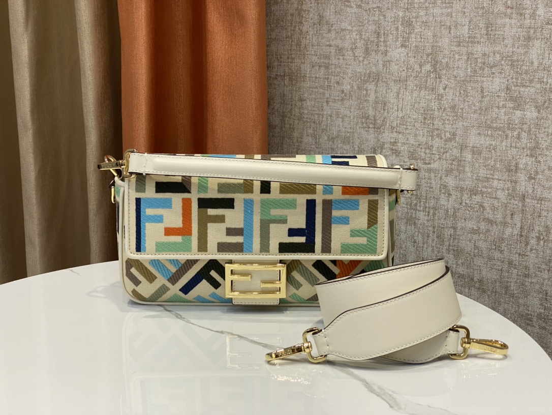 P650 original Fendi latest limited colorful embroidery series Baguette "baguette" is an indispensable classic style in …