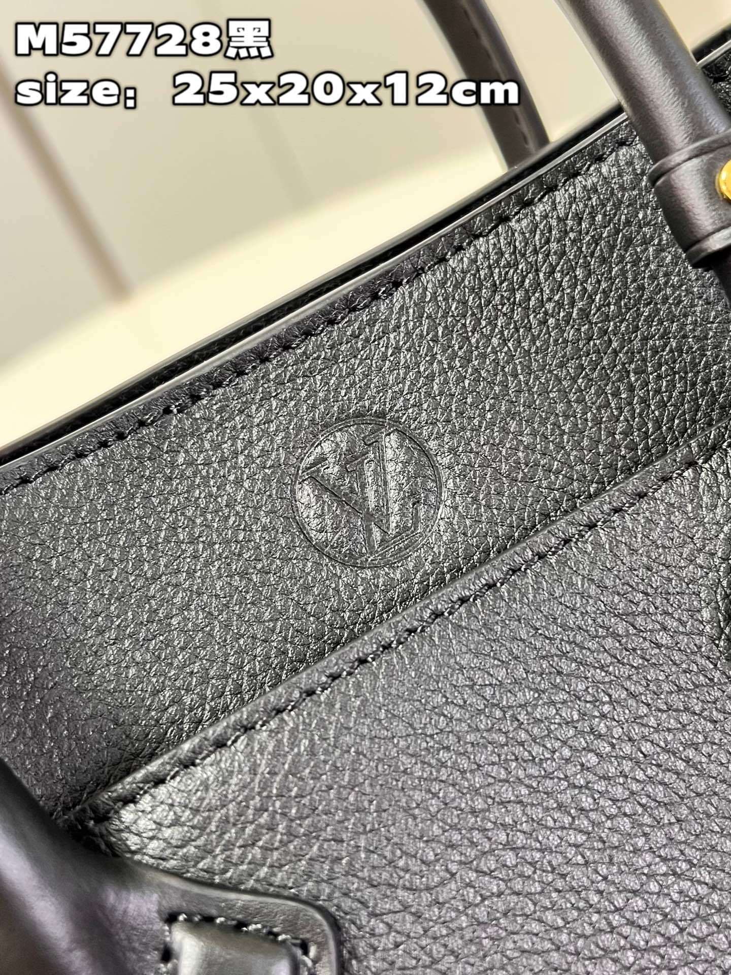 顶级原单M57728黑M21546這款OnMySide手挽袋以小牛皮製作風琴式側面採用打孔小牛皮配以優雅