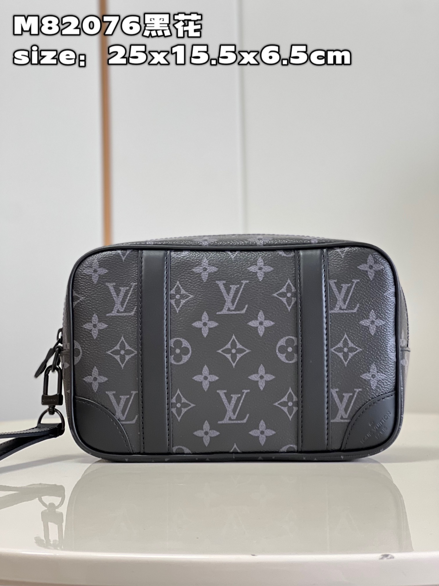 NO:399967,【Exclusive real photo M82076 Black Flower】Pochette Kasai clutch The spacious zipper opening, rich inner and outer pockets and slots brings great practicality. This Kasai clutch made of iconic Damier Graphite coated canvas can be clipped on the inside of the arm or tied to the wrist with a strap.size25x15.5x6.5cm Z.,LV [original leather],louis vuitton19860909【独家实拍 M82076黑花】Pochette Kasai手包 宽敞的拉链开口、丰富的内外口袋与插槽带来极强的实用性,此款采用标志性 Damier Graphite 涂层帆布材质的 Kasai 手包既可夹于手臂内侧,亦可通过包带系于腕间.size25x15.5x6.5cm Z.,LV【原厂皮】,louis vuitton,Bag