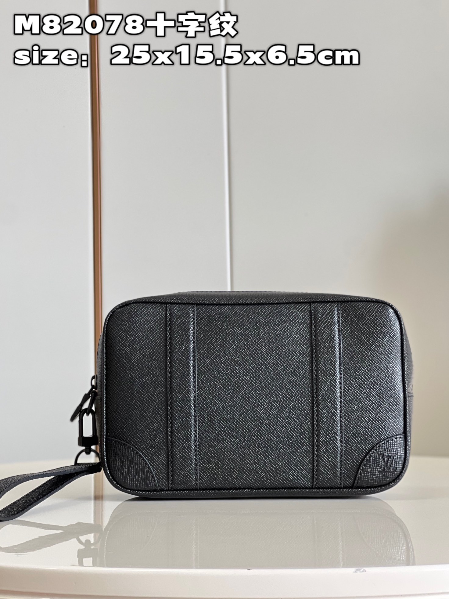 NO:399973,【Exclusive real photo M82078 cross pattern】Pochette Kasai clutch The spacious zipper opening, rich inner and outer pockets and slots brings great practicality. This Kasai clutch made of iconic Taga leather can be clipped on the inside of the arm or tied to the wrist with a strap. Size25x15.5x6.5cm Z.,LV [original leather],louis vuitton19860909【独家实拍 M82078十字纹】Pochette Kasai手包 宽敞的拉链开口、丰富的内外口袋与插槽带来极强的实用性,此款采用标志性 Taga 皮革材质的 Kasai 手包既可夹于手臂内侧,亦可通过包带系于腕间.size25x15.5x6.5cm Z.,LV【原厂皮】,louis vuitton,Bag