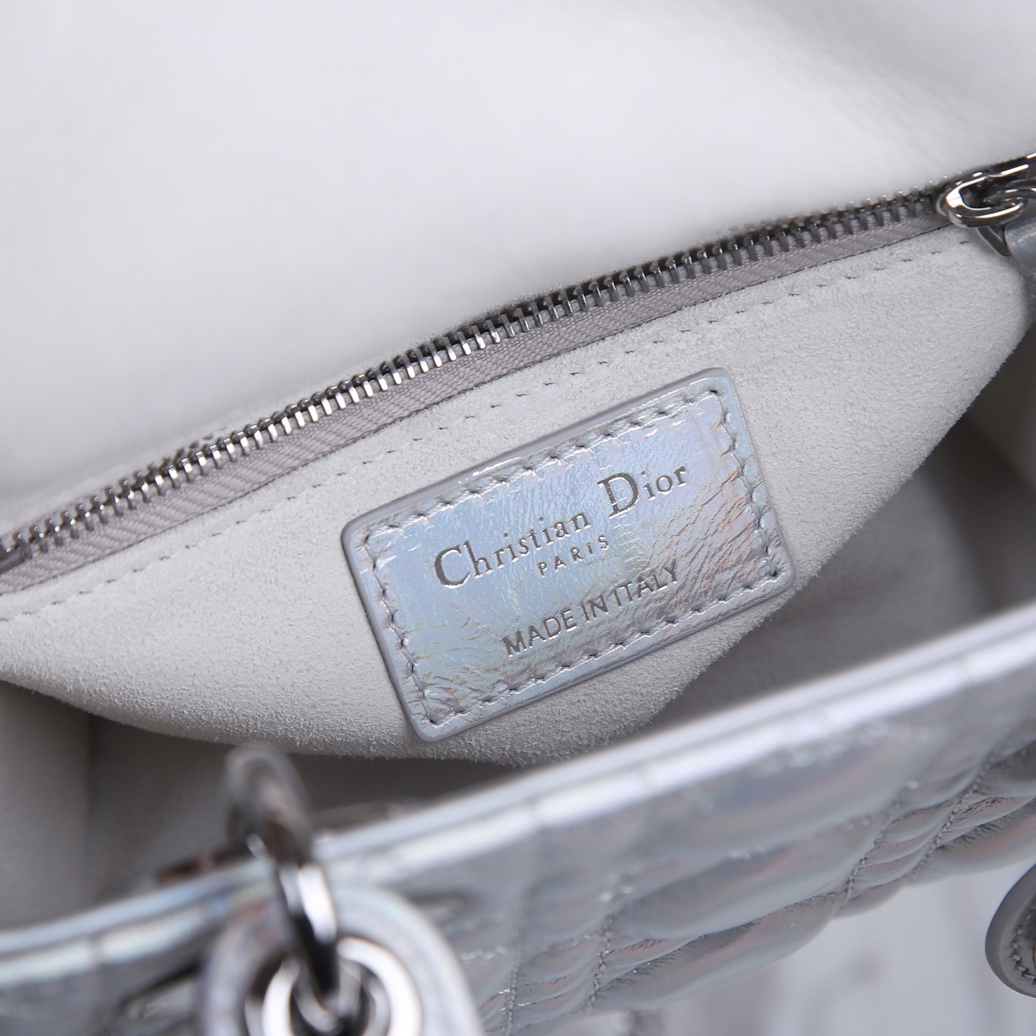 迪奥Dior顶级原厂进口羊皮戴妃包三格荧光银银扣LadyDior17cm戴妃包采用荧光银色金属光泽羊皮革