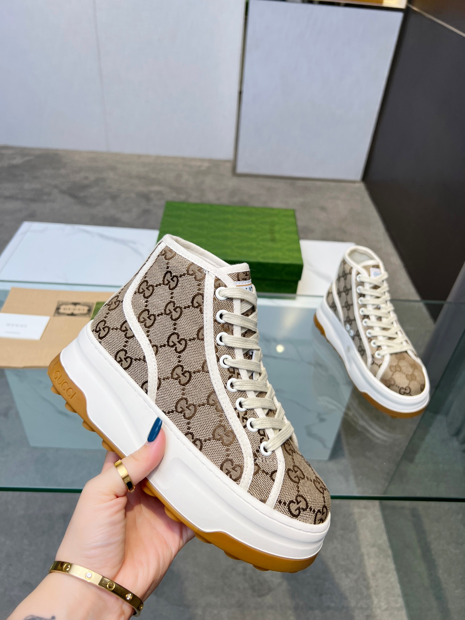NO:409779,GUCCI new thick-soled height-enhancing shoes, classic LOGO material, 1 to 1 of the original version PU foam footbed. TPU vacuum-enhancing sole, 5 cm higher inside. Full set of packaging!  With anti-counterfeiting chip, size 35-45#, casual shoes/sports shoes, gucci, sneakers19860909GUCCI新款厚底增高鞋,经典LOGO料,按原版1比1最高版本PU发泡垫脚.TPU抽真空大底,内增高5公分.全套包装！带防伪芯片 码数35-45#,休闲鞋/运动鞋,gucci,sneakers,Women's Shoes