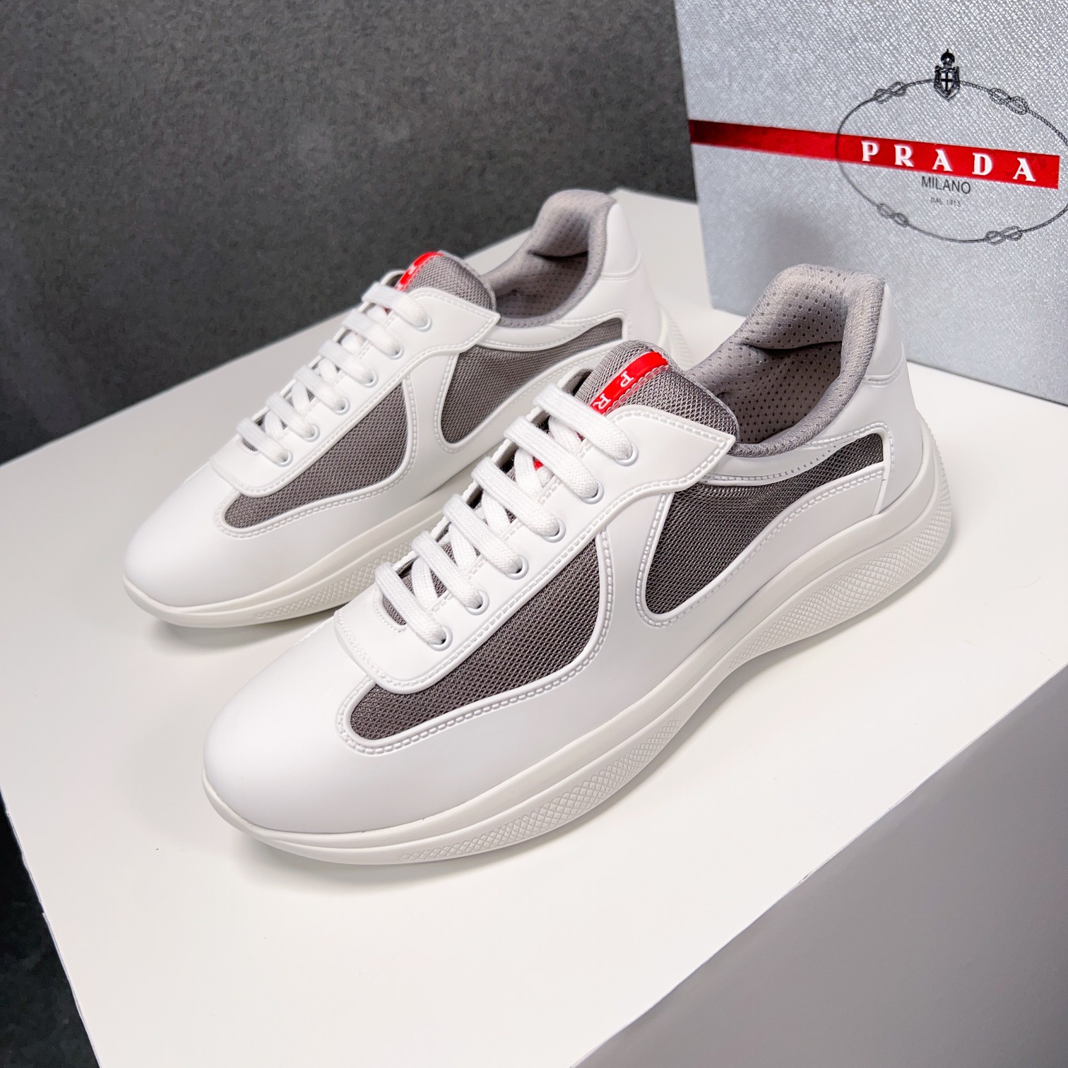 . PRAD* New Leather Sneakers Minimalist White Shoes Desde el siglo XIX, la piel brillante utilizada 