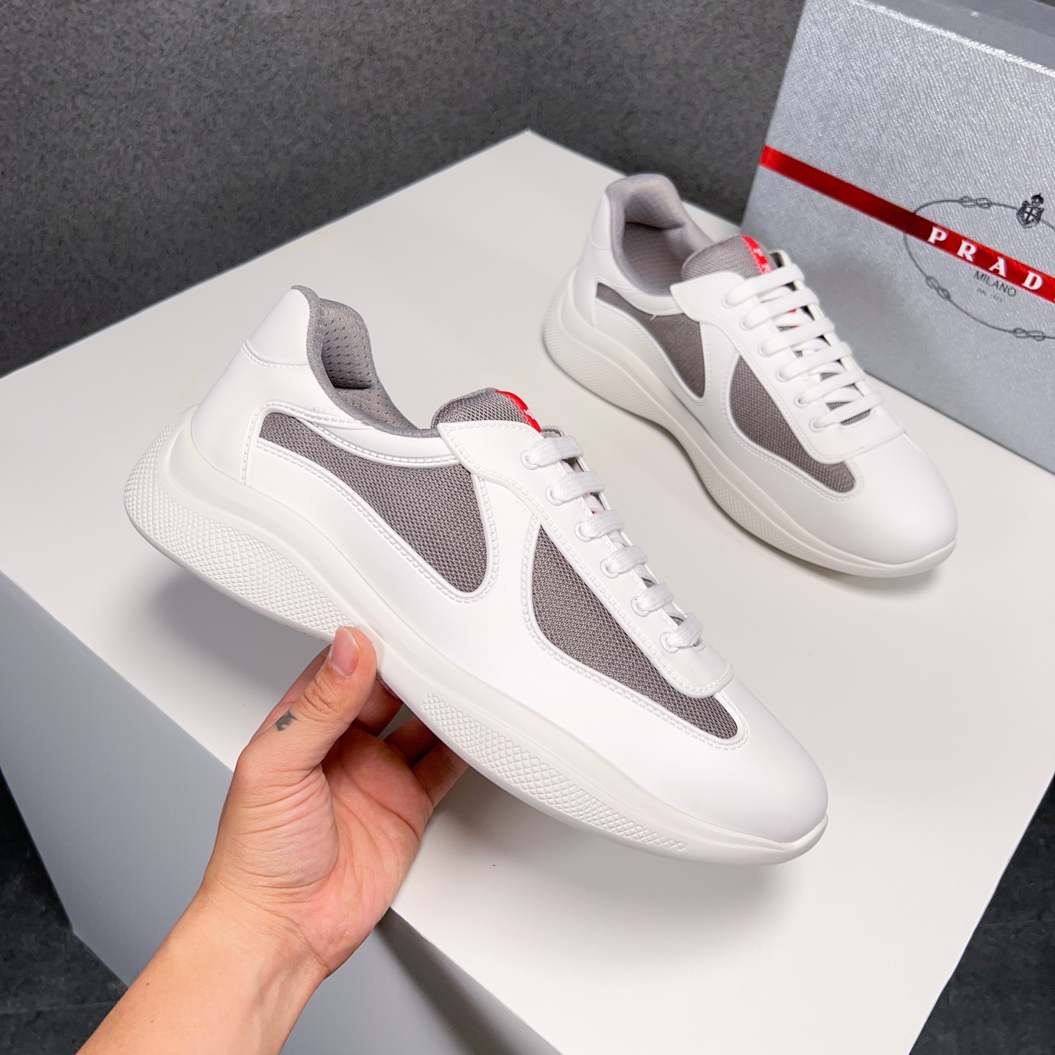 . PRAD* New Leather Sneakers Minimalist White Shoes Desde el siglo XIX, la piel brillante utilizada 