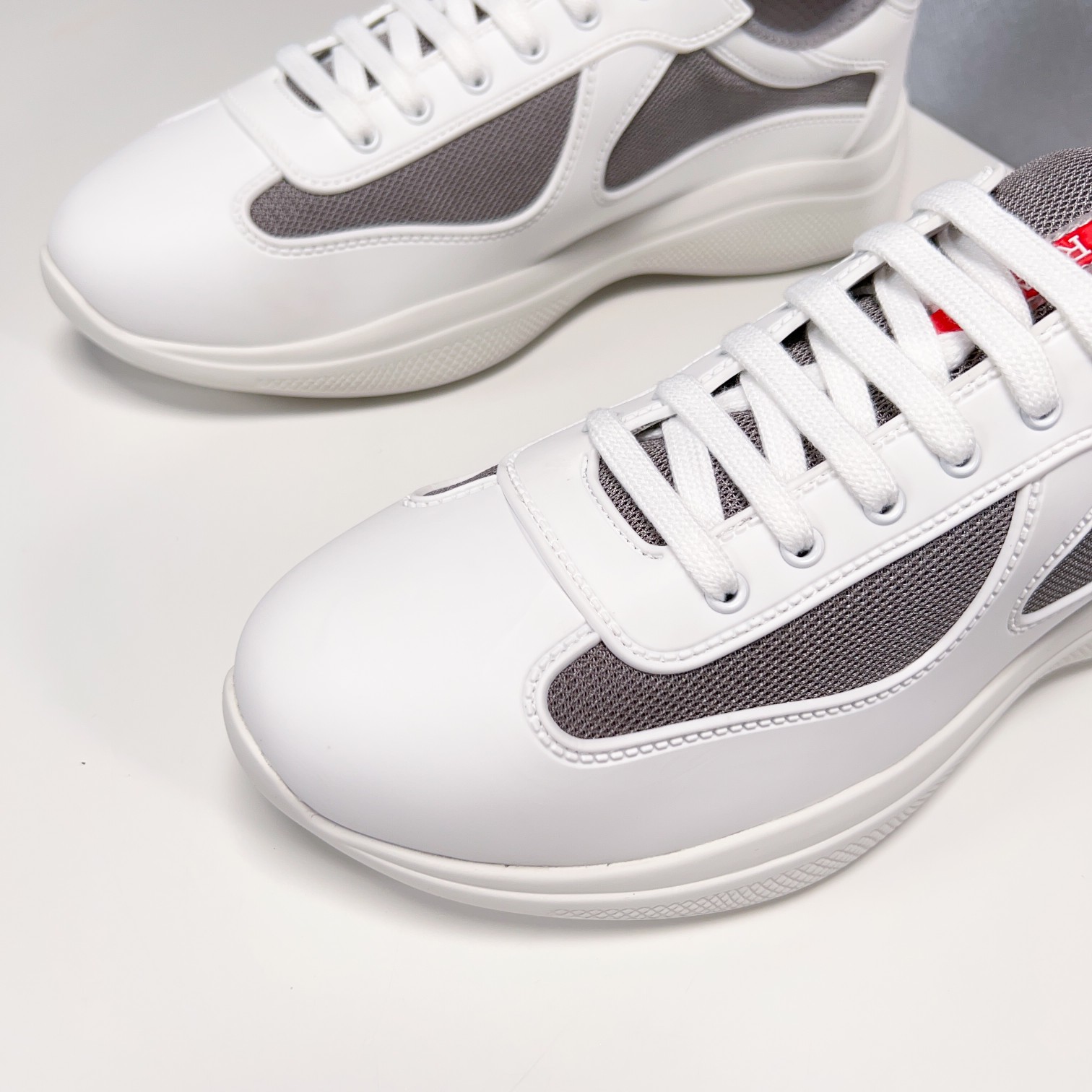 . PRAD* New Leather Sneakers Minimalist White Shoes Desde el siglo XIX, la piel brillante utilizada 