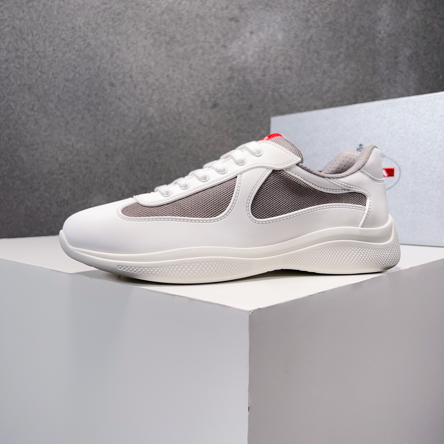 . PRAD* New Leather Sneakers Minimalist White Shoes Desde el siglo XIX, la piel brillante utilizada 