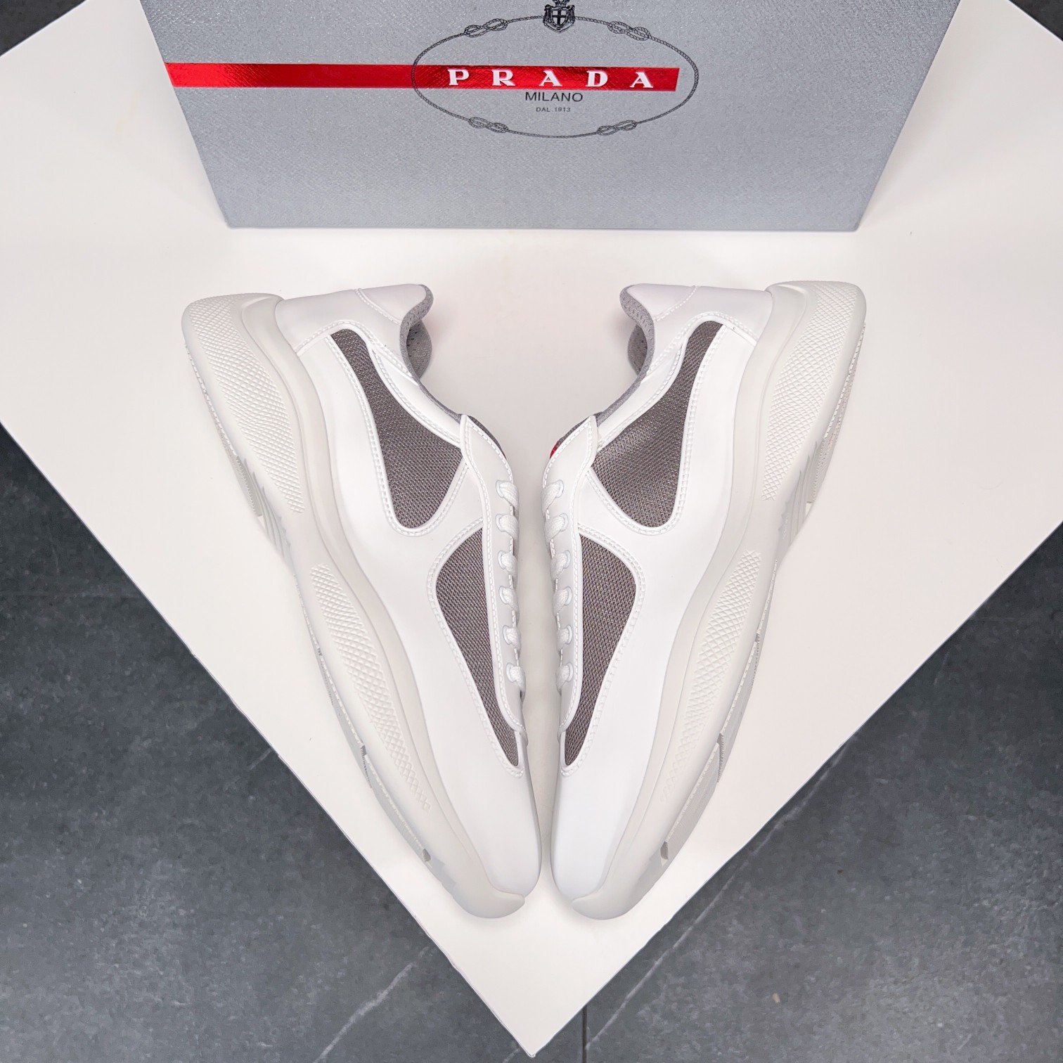 . PRAD* New Leather Sneakers Minimalist White Shoes Desde el siglo XIX, la piel brillante utilizada 
