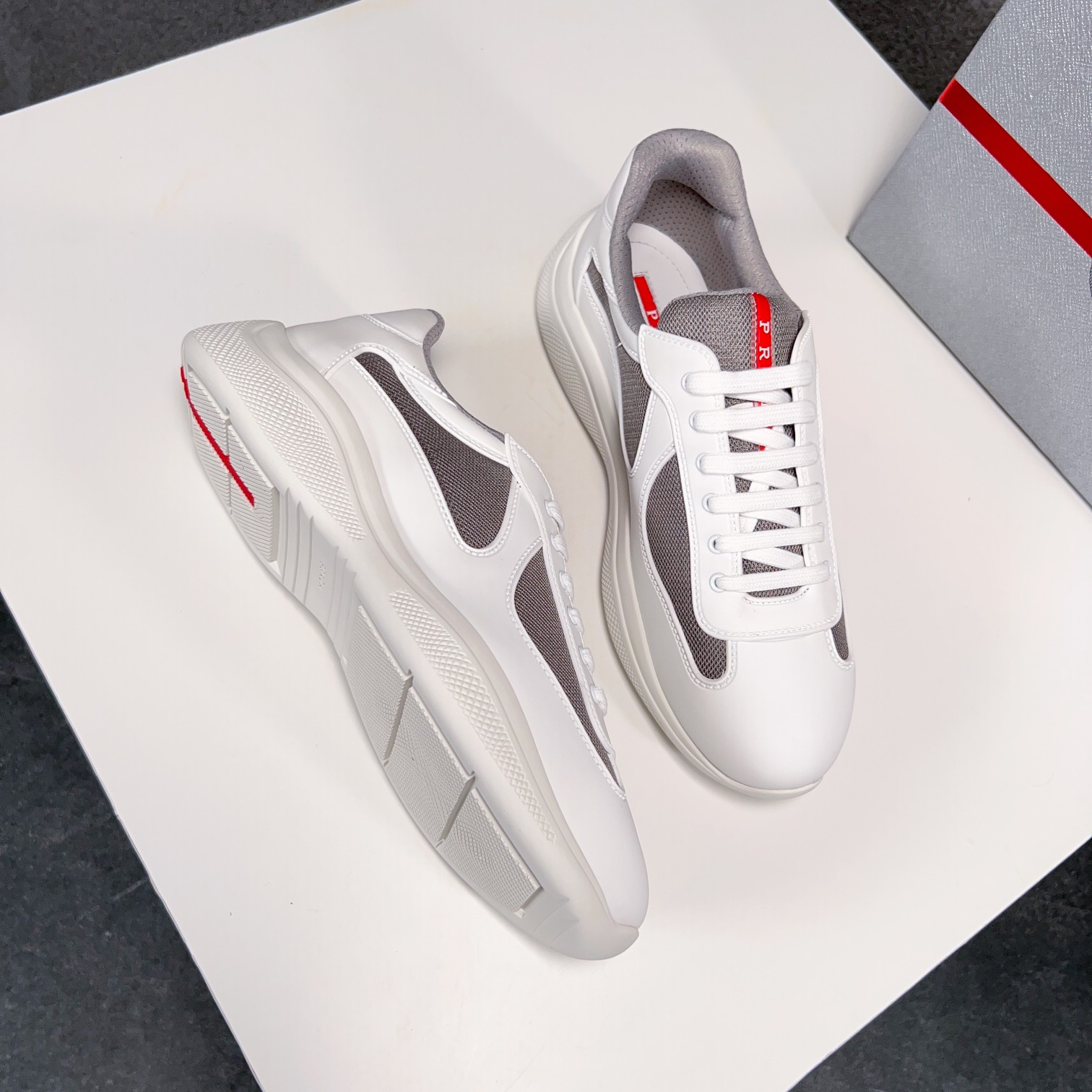 . PRAD* New Leather Sneakers Minimalist White Shoes Desde el siglo XIX, la piel brillante utilizada 