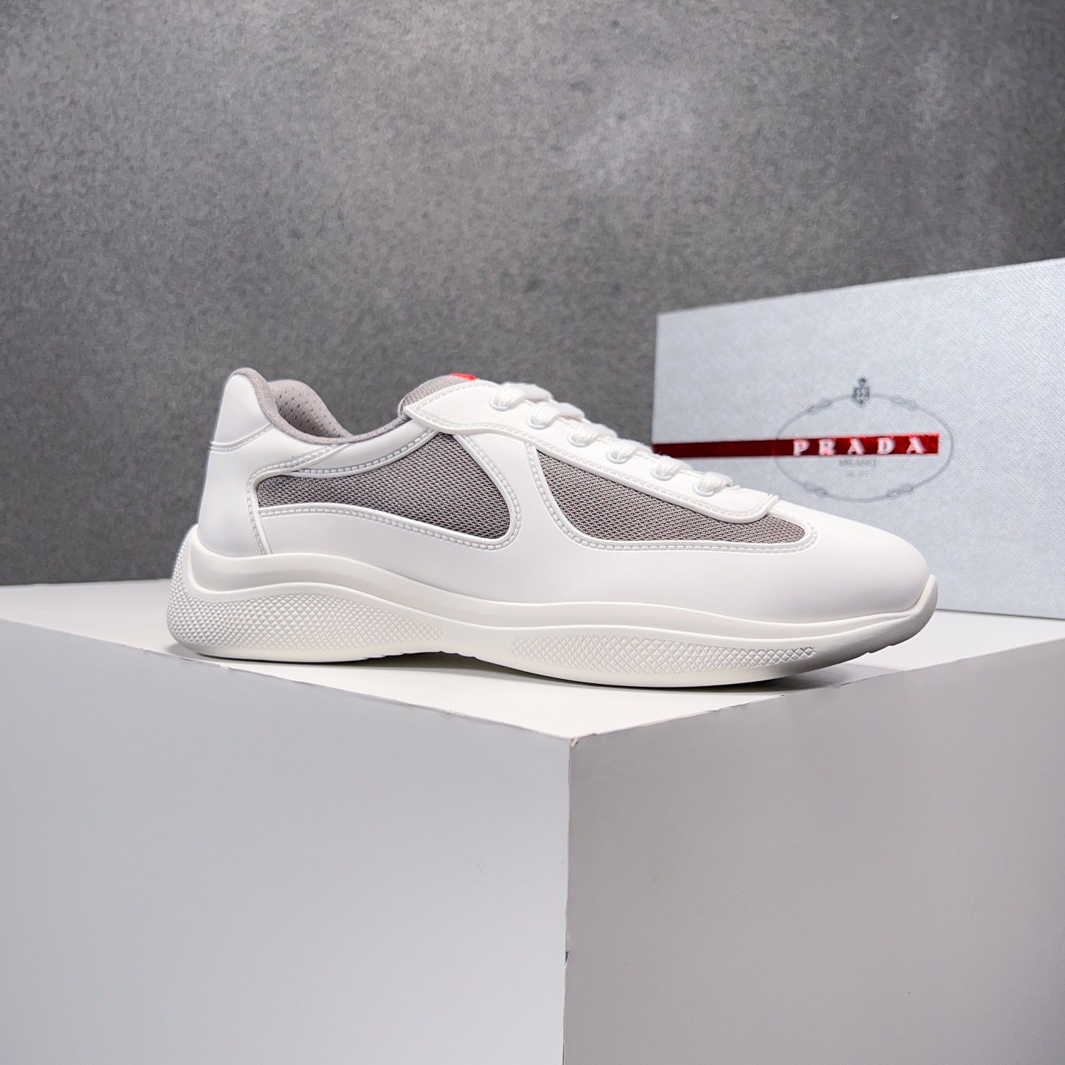 . PRAD* New Leather Sneakers Minimalist White Shoes Desde el siglo XIX, la piel brillante utilizada 