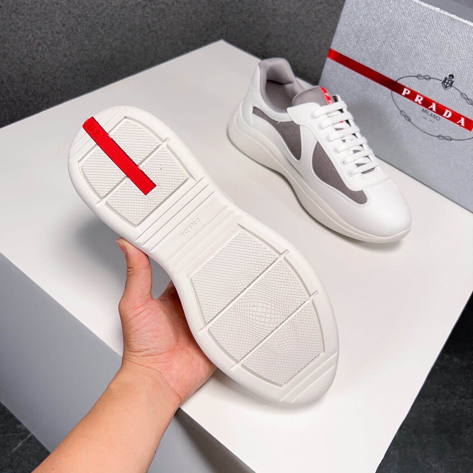 . PRAD* New Leather Sneakers Minimalist White Shoes Desde el siglo XIX, la piel brillante utilizada 