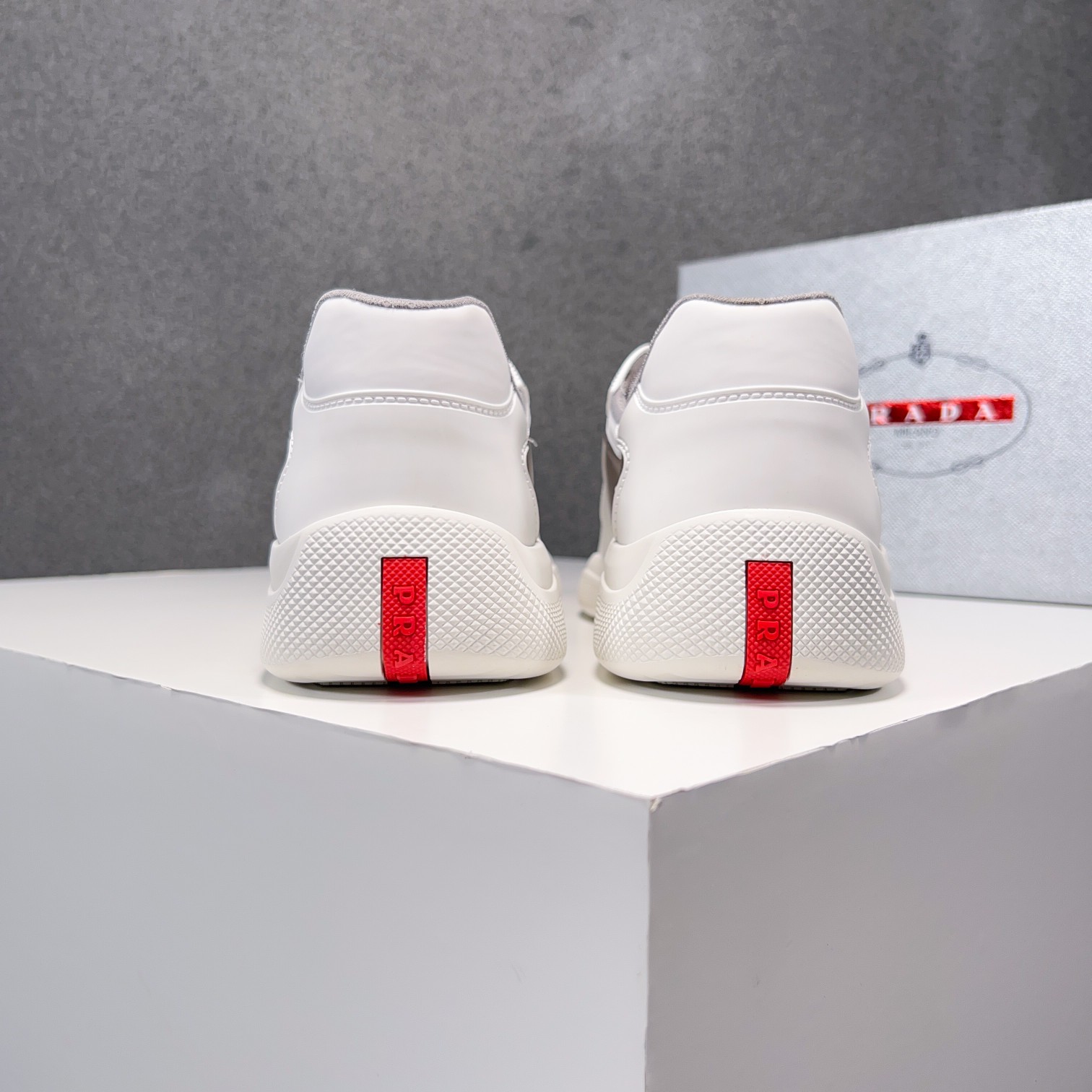 . PRAD* New Leather Sneakers Minimalist White Shoes Desde el siglo XIX, la piel brillante utilizada 