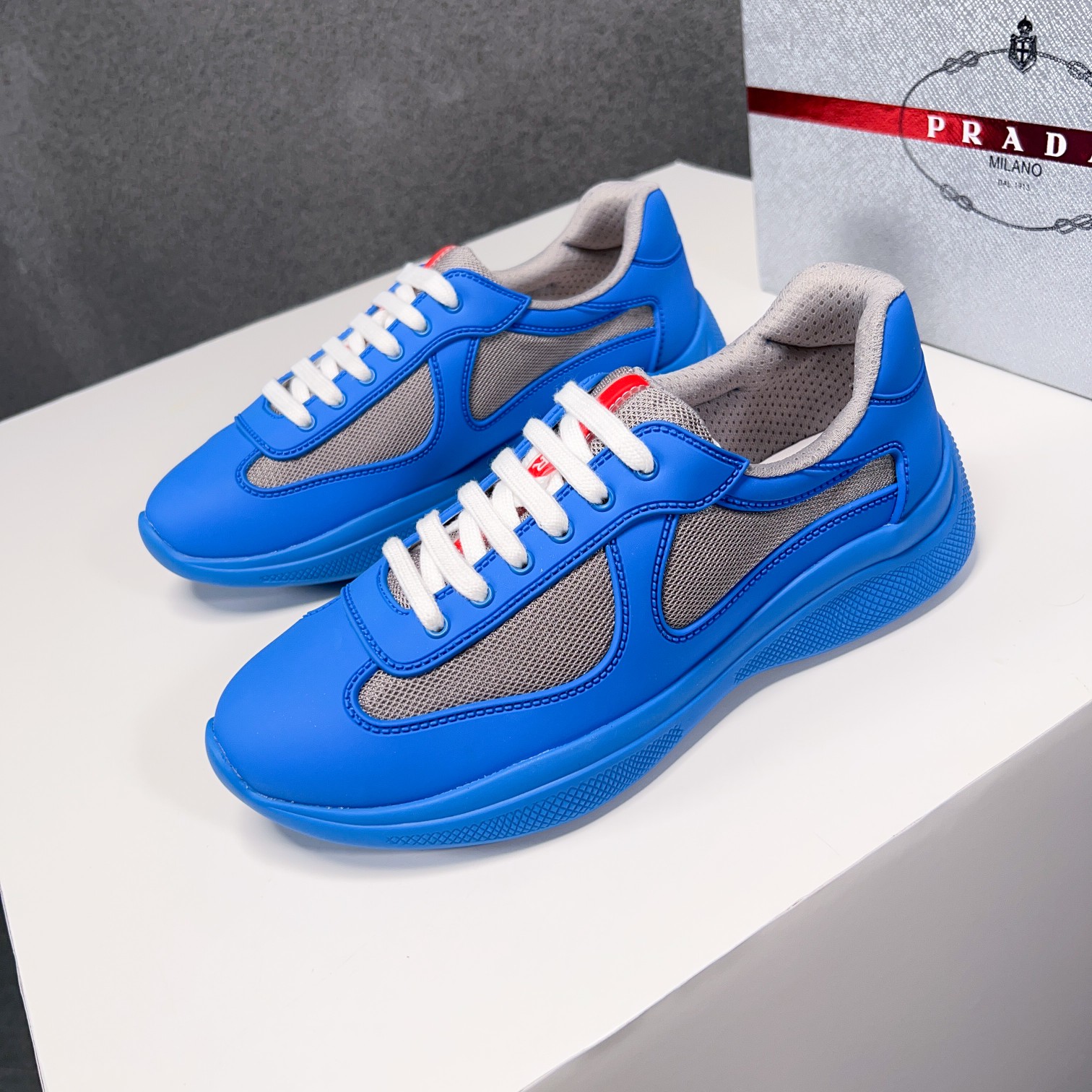 . PRAD* New Leather Sneakers Minimalist White Shoes Desde el siglo XIX, la piel brillante utilizada 
