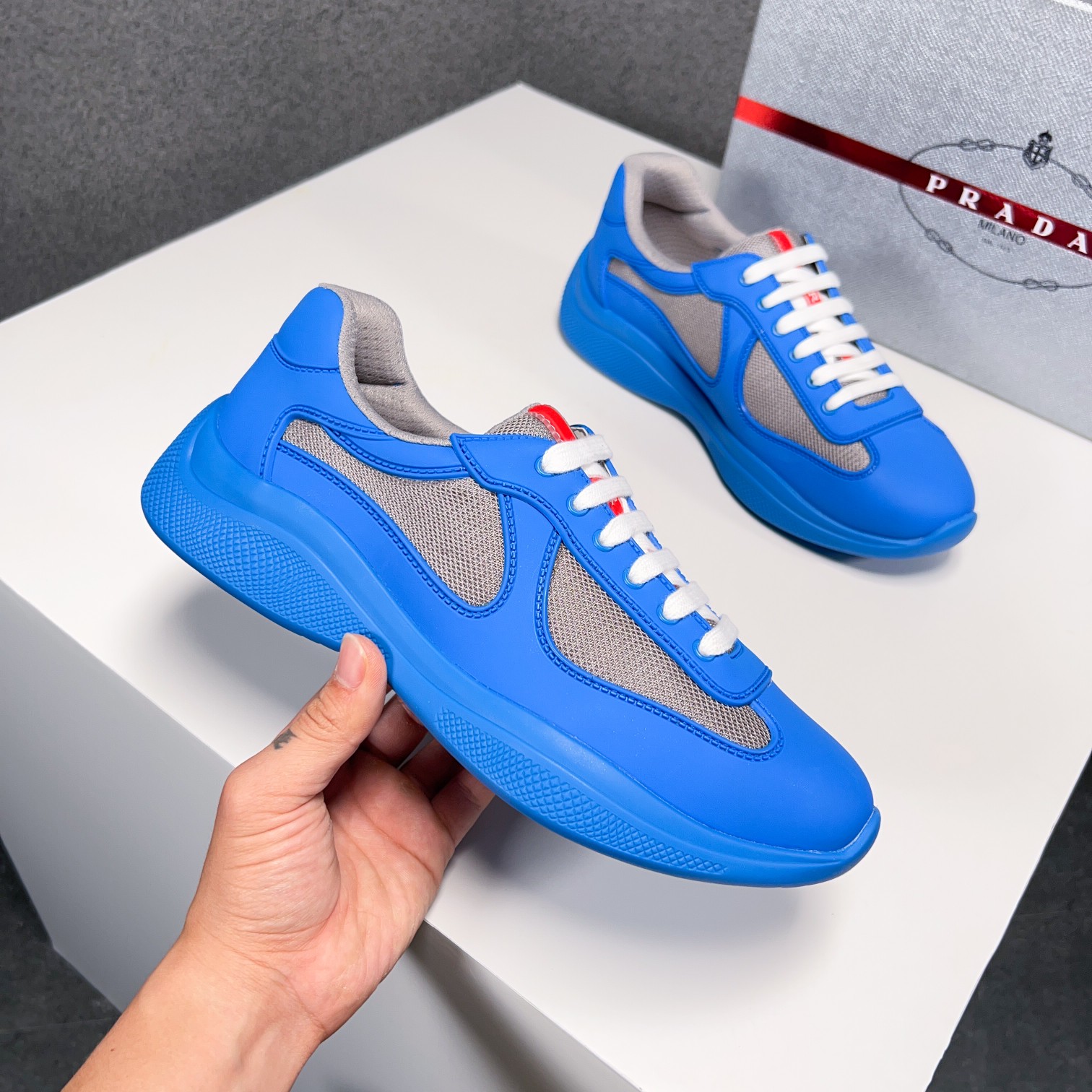. PRAD* New Leather Sneakers Minimalist White Shoes Desde el siglo XIX, la piel brillante utilizada 