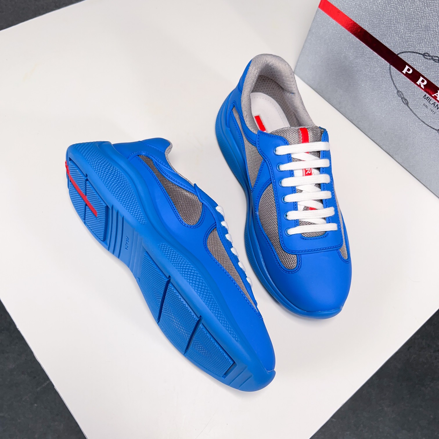 . PRAD* New Leather Sneakers Minimalist White Shoes Desde el siglo XIX, la piel brillante utilizada 