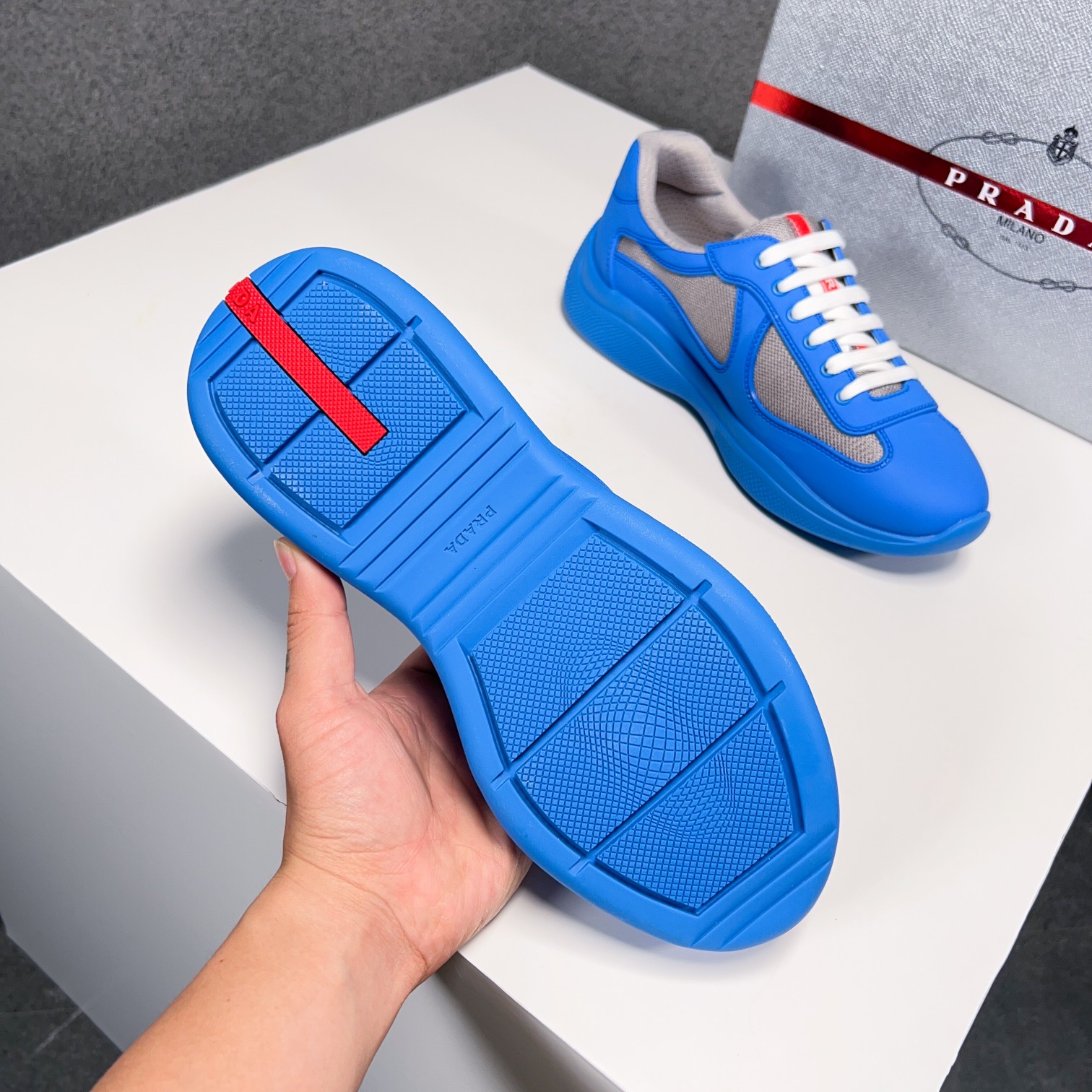 . PRAD* New Leather Sneakers Minimalist White Shoes Desde el siglo XIX, la piel brillante utilizada 