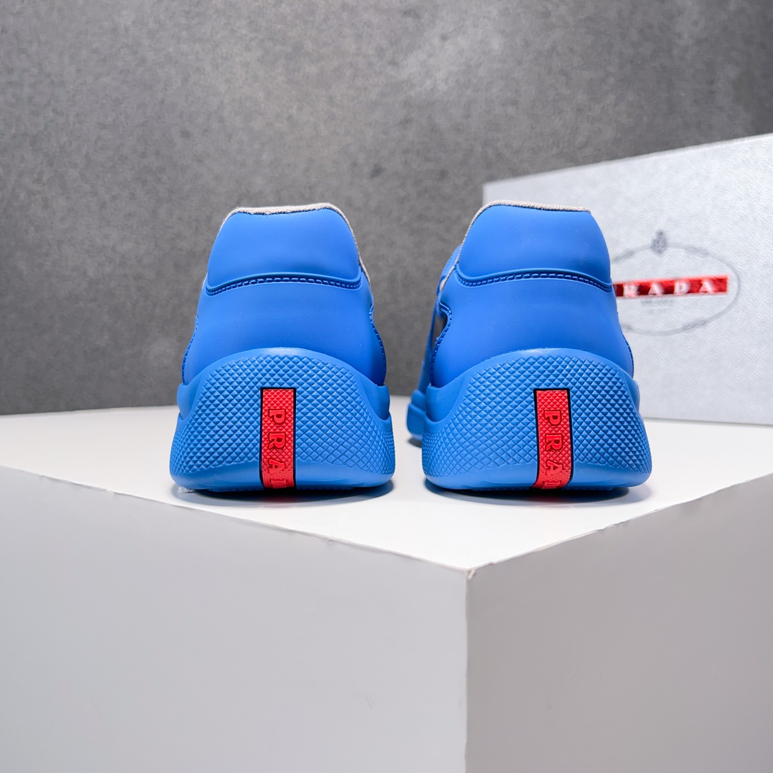 . PRAD* New Leather Sneakers Minimalist White Shoes Desde el siglo XIX, la piel brillante utilizada 