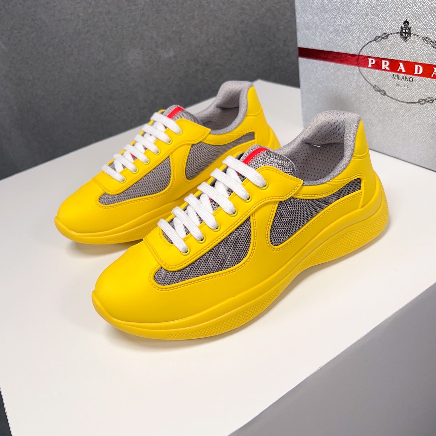 . PRAD* New Leather Sneakers Minimalist White Shoes Desde el siglo XIX, la piel brillante utilizada 
