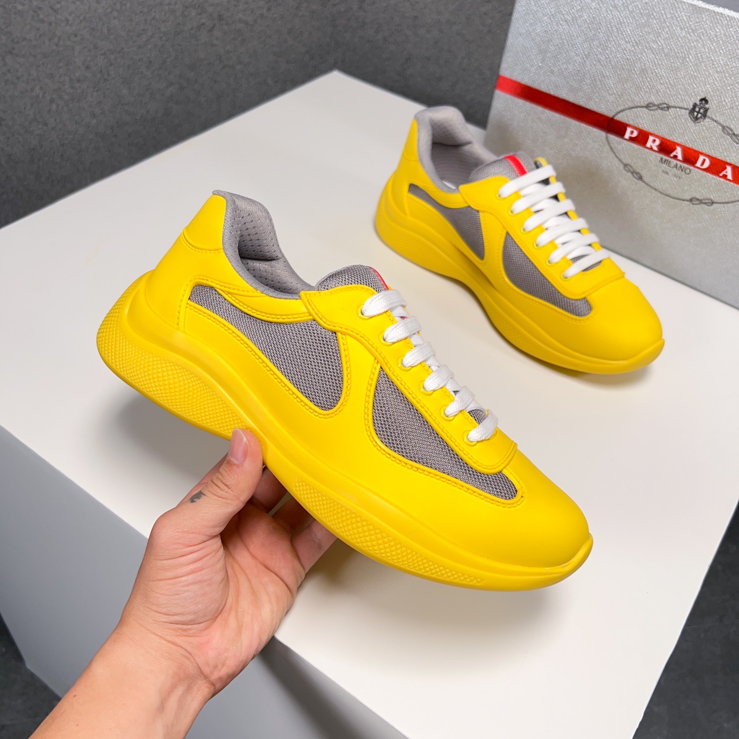 . PRAD* New Leather Sneakers Minimalist White Shoes Desde el siglo XIX, la piel brillante utilizada 