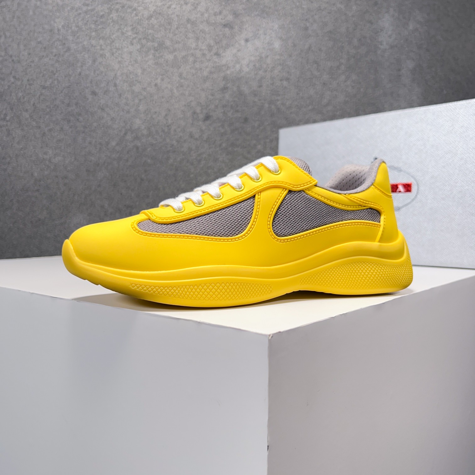 . PRAD* New Leather Sneakers Minimalist White Shoes Desde el siglo XIX, la piel brillante utilizada 
