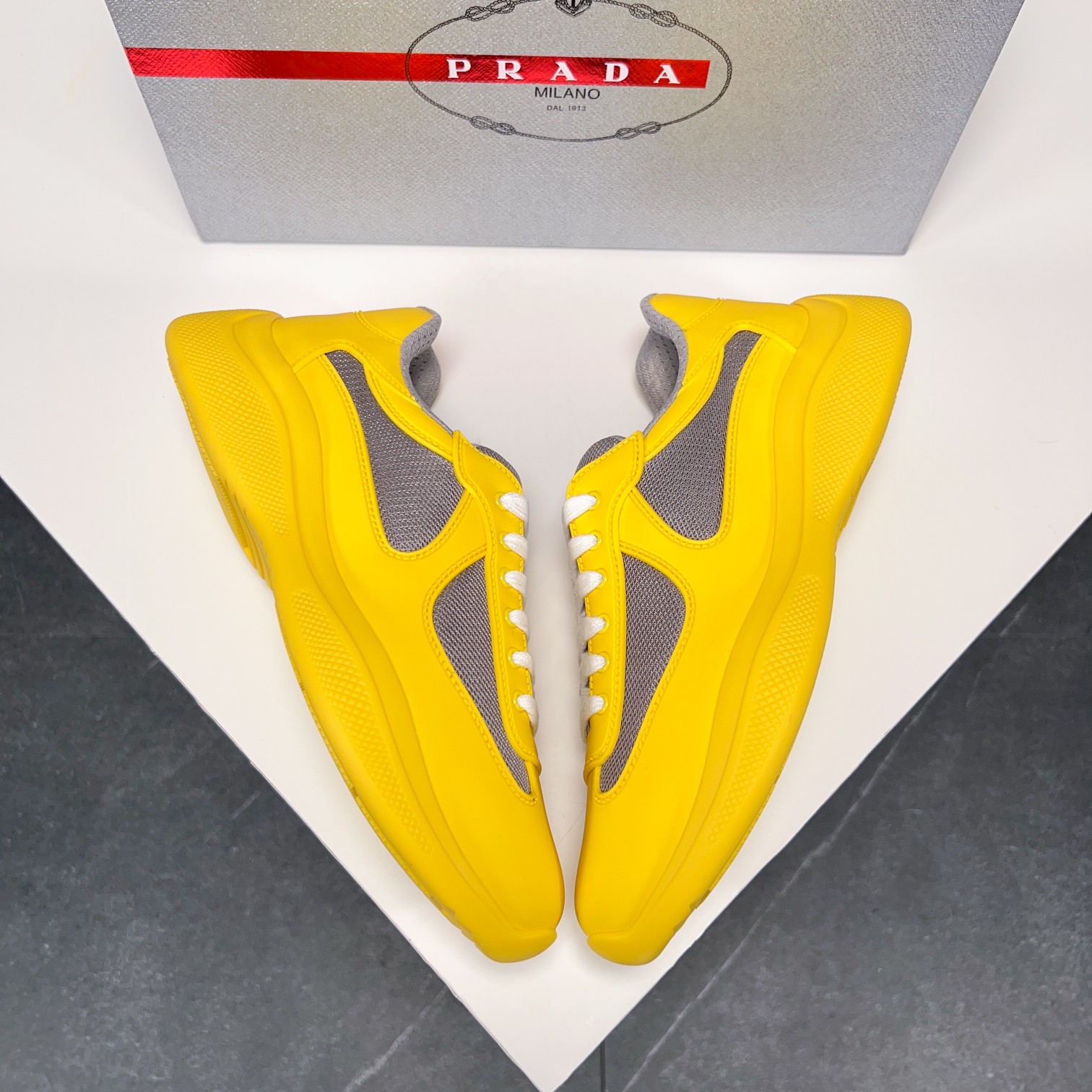 . PRAD* New Leather Sneakers Minimalist White Shoes Desde el siglo XIX, la piel brillante utilizada 