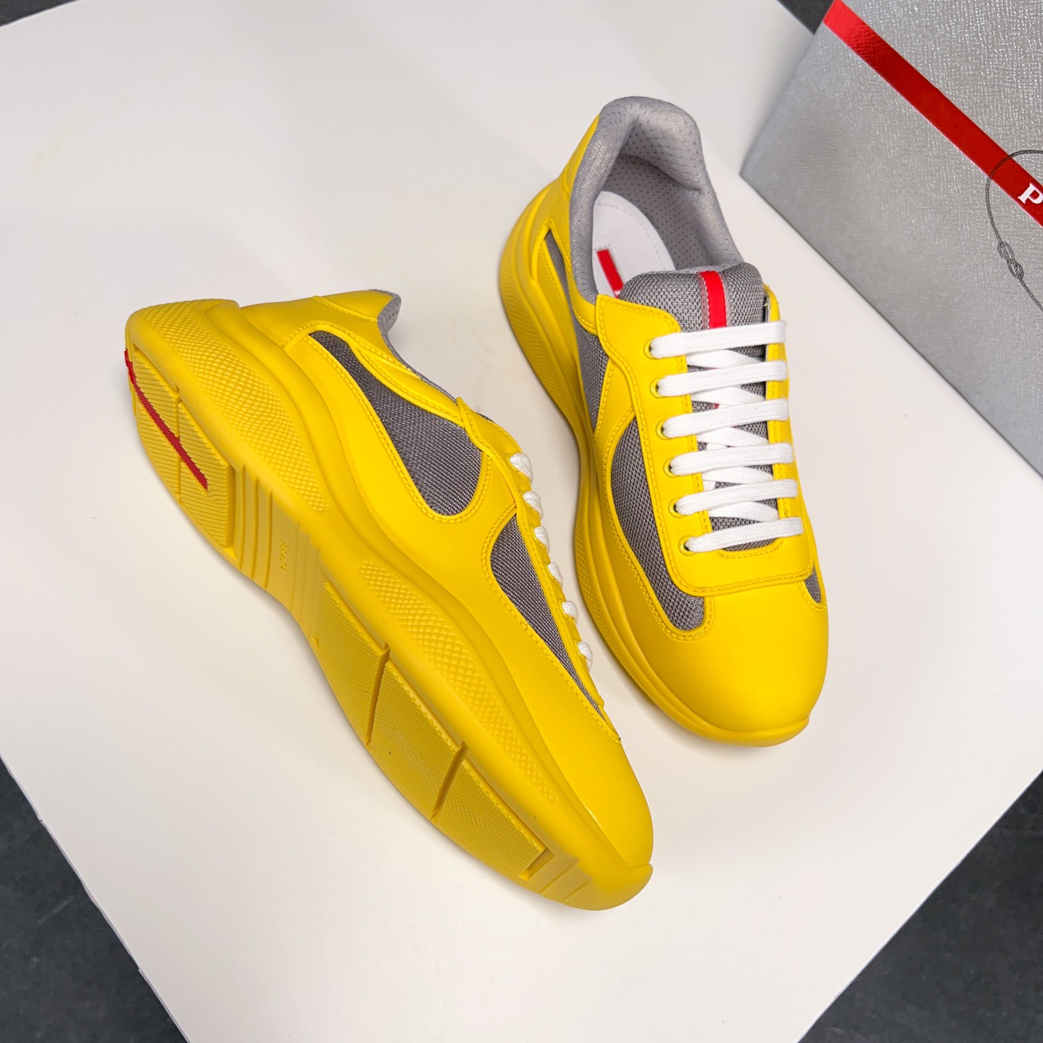 . PRAD* New Leather Sneakers Minimalist White Shoes Desde el siglo XIX, la piel brillante utilizada 