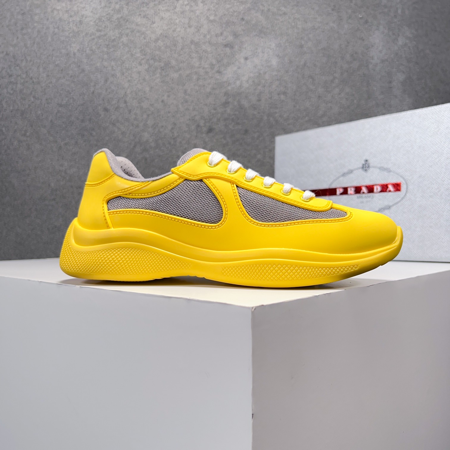 . PRAD* New Leather Sneakers Minimalist White Shoes Desde el siglo XIX, la piel brillante utilizada 