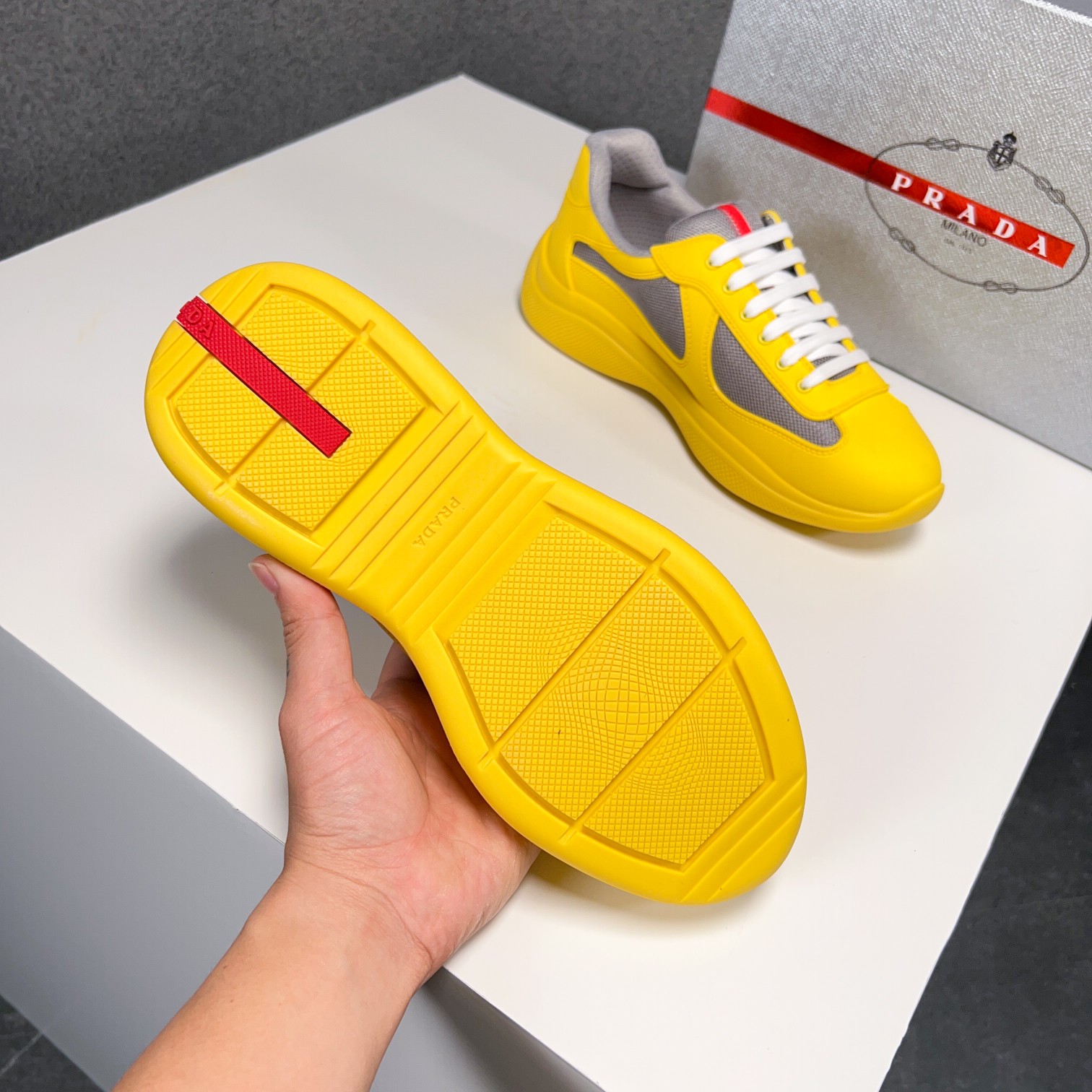 . PRAD* New Leather Sneakers Minimalist White Shoes Desde el siglo XIX, la piel brillante utilizada 