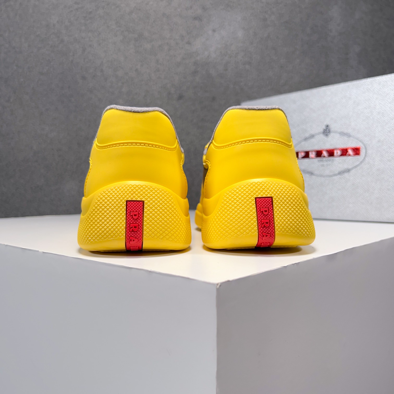 . PRAD* New Leather Sneakers Minimalist White Shoes Desde el siglo XIX, la piel brillante utilizada 