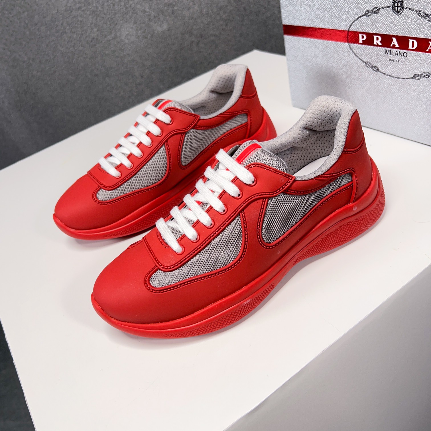 . PRAD* New Leather Sneakers Minimalist White Shoes Desde el siglo XIX, la piel brillante utilizada 