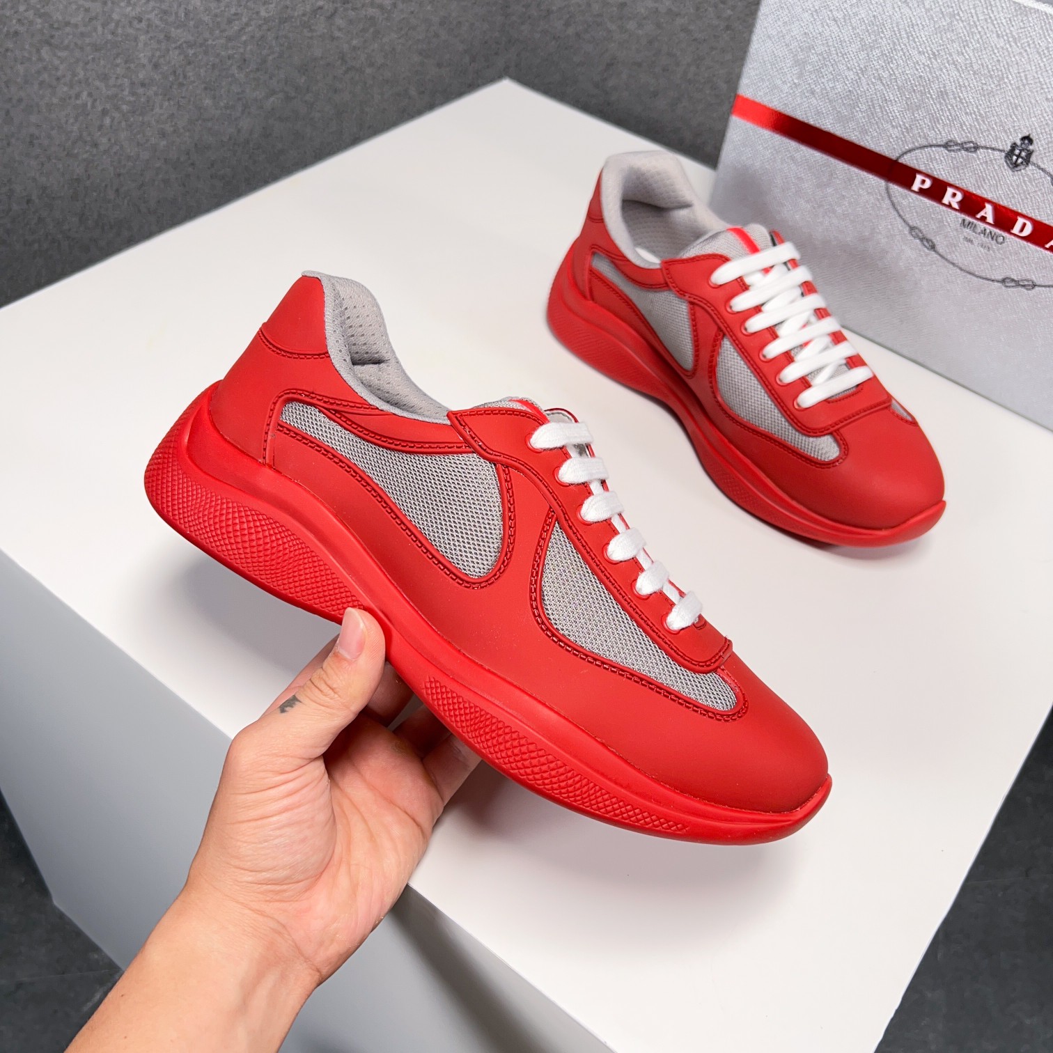 . PRAD* New Leather Sneakers Minimalist White Shoes Desde el siglo XIX, la piel brillante utilizada 