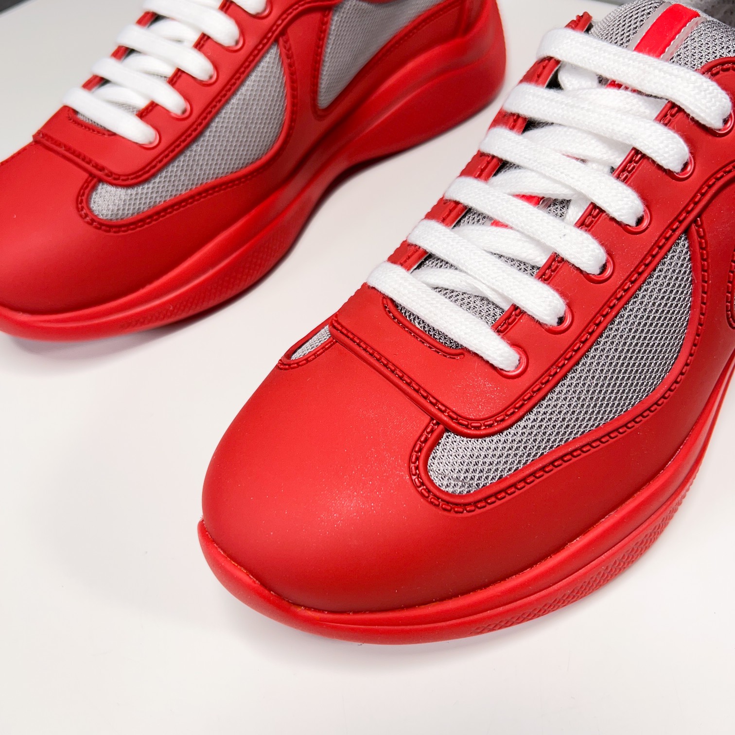 . PRAD* New Leather Sneakers Minimalist White Shoes Desde el siglo XIX, la piel brillante utilizada 