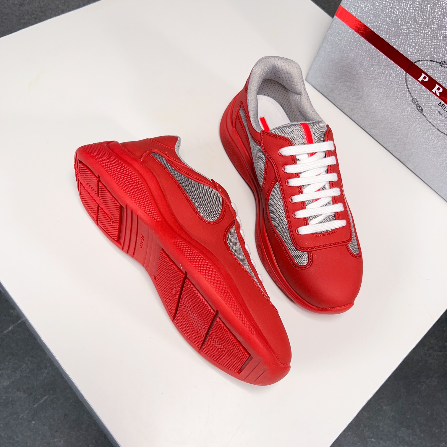 . PRAD* New Leather Sneakers Minimalist White Shoes Desde el siglo XIX, la piel brillante utilizada 