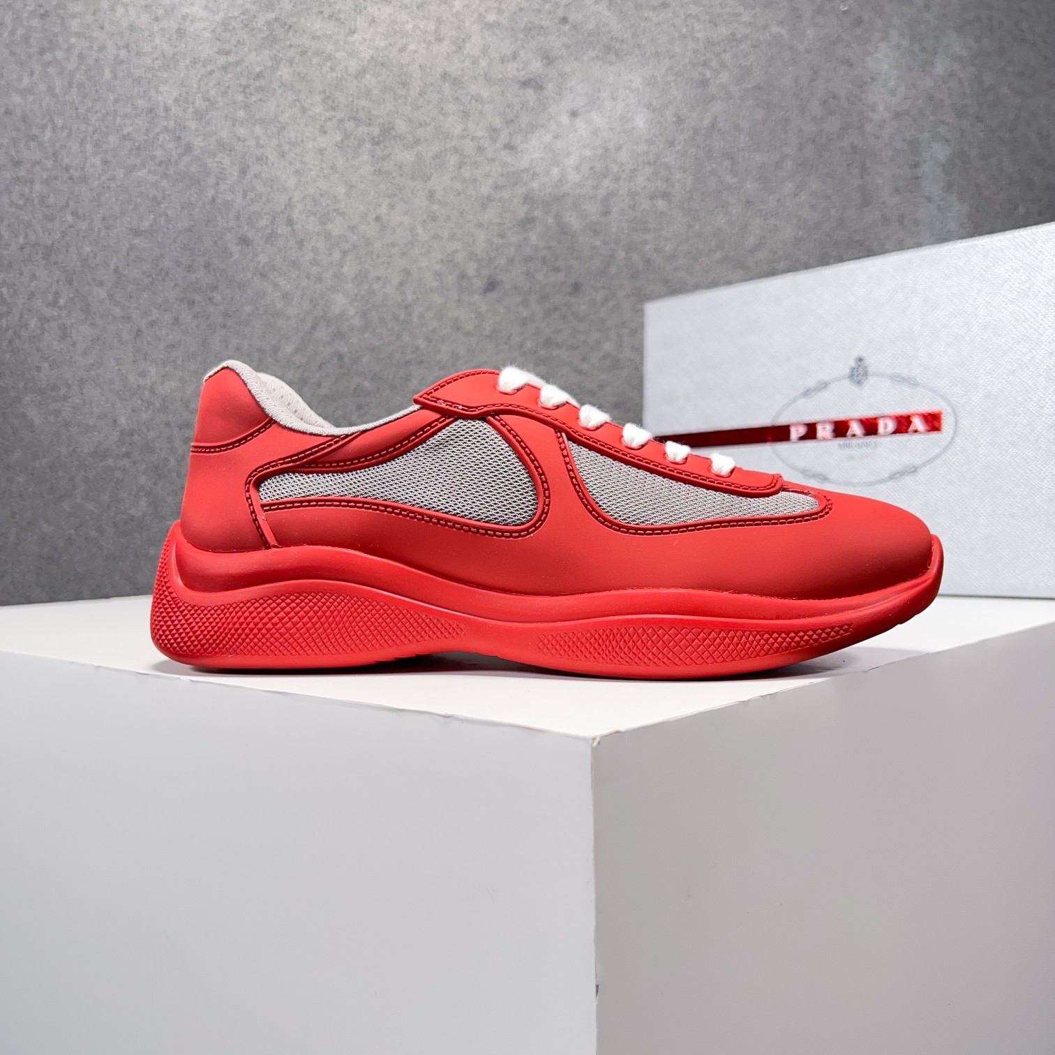 . PRAD* New Leather Sneakers Minimalist White Shoes Desde el siglo XIX, la piel brillante utilizada 