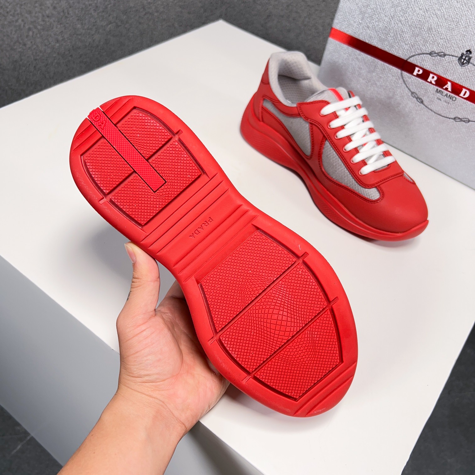. PRAD* New Leather Sneakers Minimalist White Shoes Desde el siglo XIX, la piel brillante utilizada 