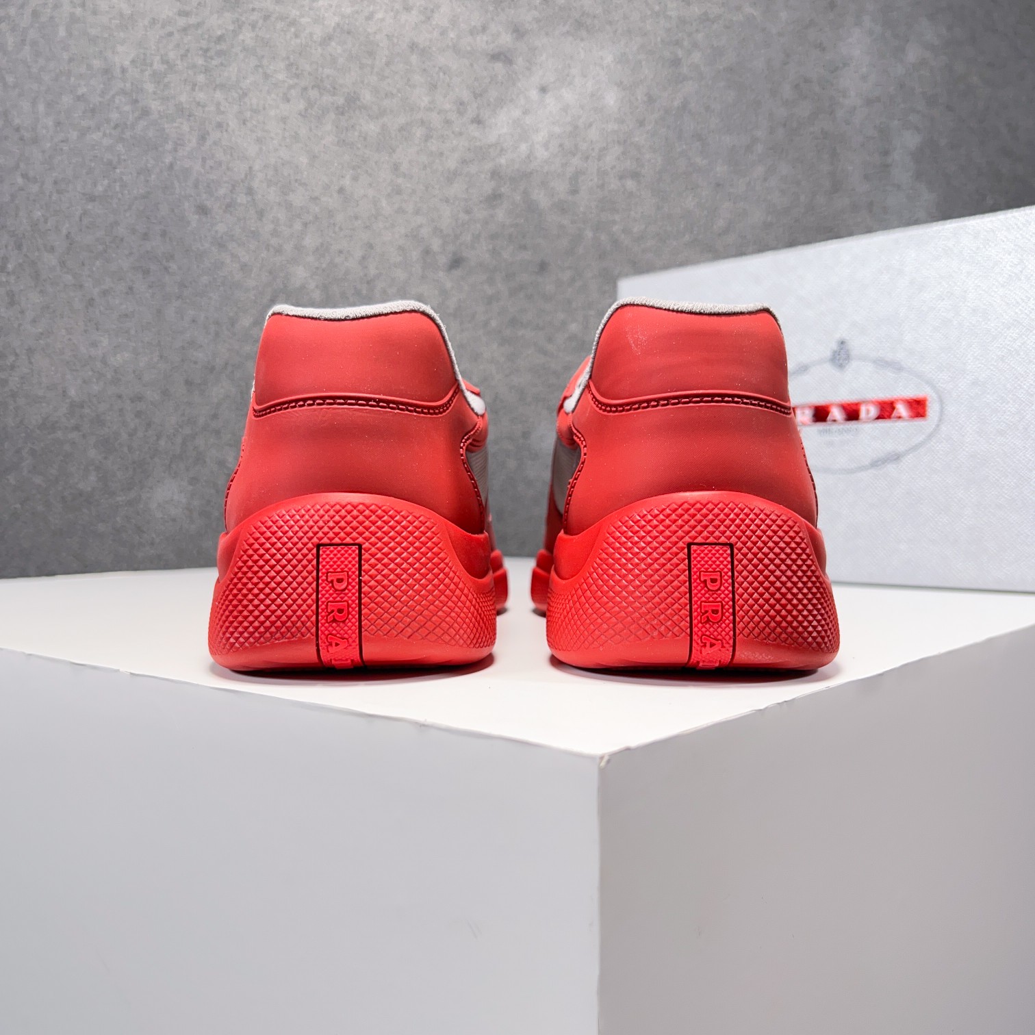 . PRAD* New Leather Sneakers Minimalist White Shoes Desde el siglo XIX, la piel brillante utilizada 