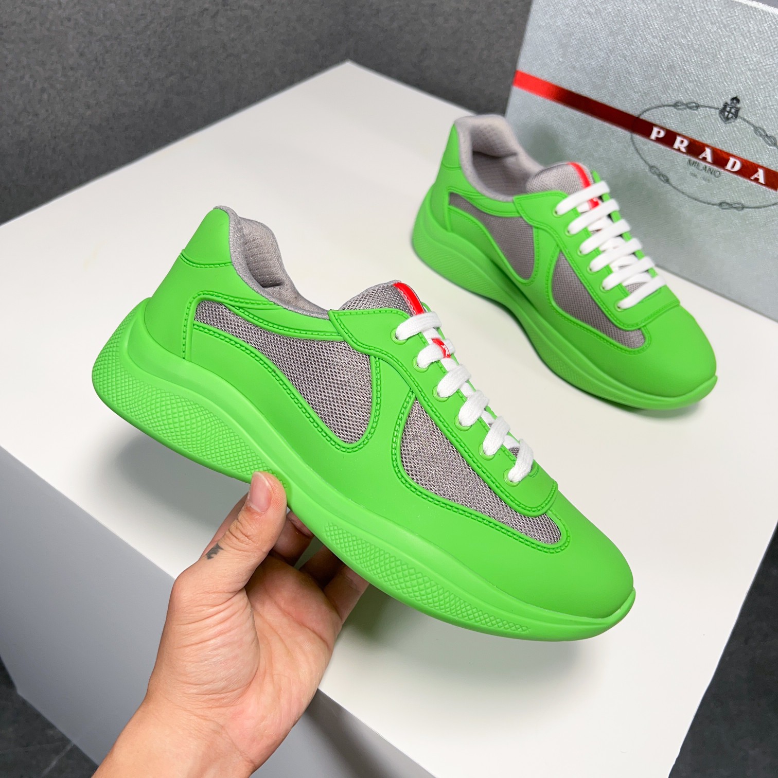 . PRAD* New Leather Sneakers Minimalist White Shoes Desde el siglo XIX, la piel brillante utilizada 