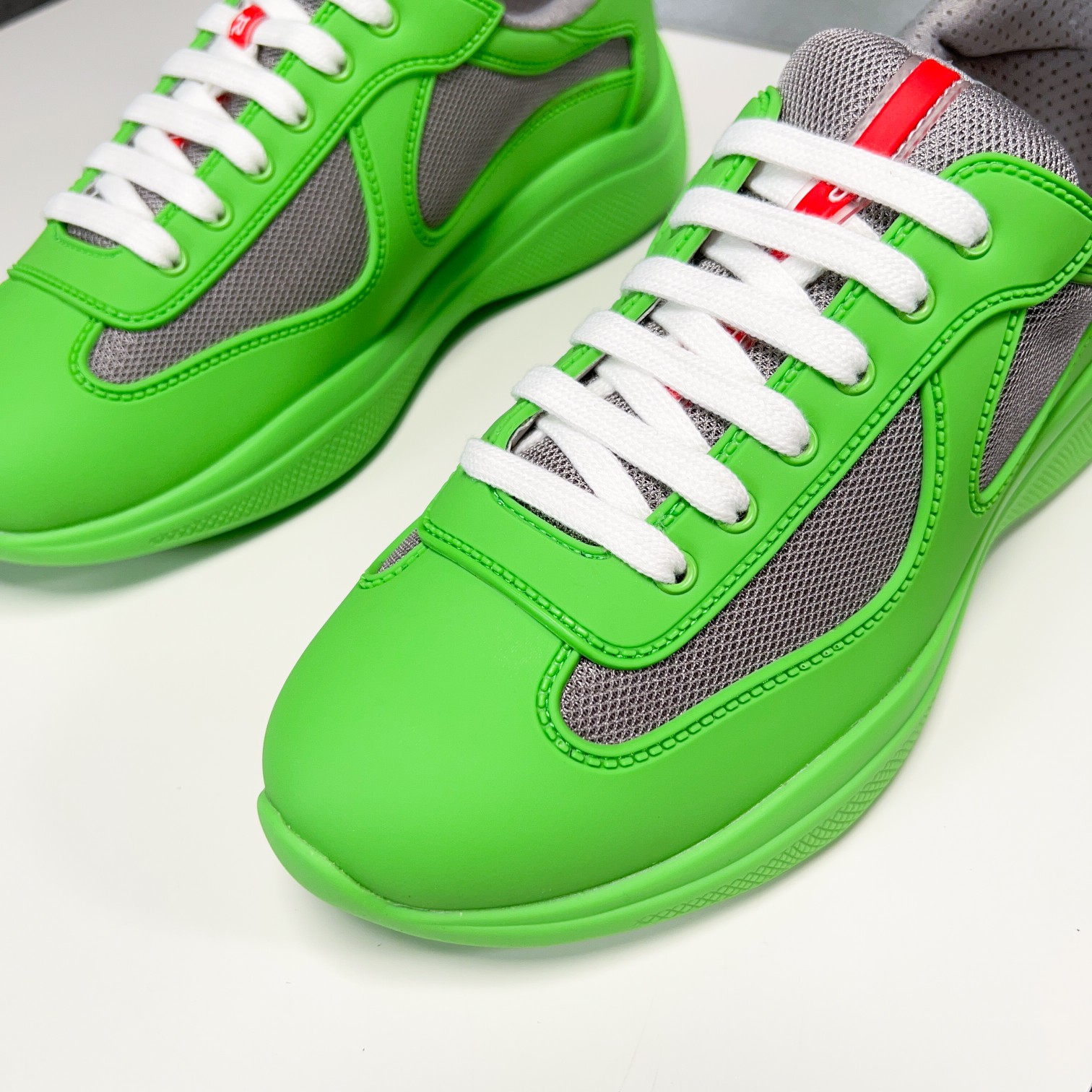 . PRAD* New Leather Sneakers Minimalist White Shoes Desde el siglo XIX, la piel brillante utilizada 
