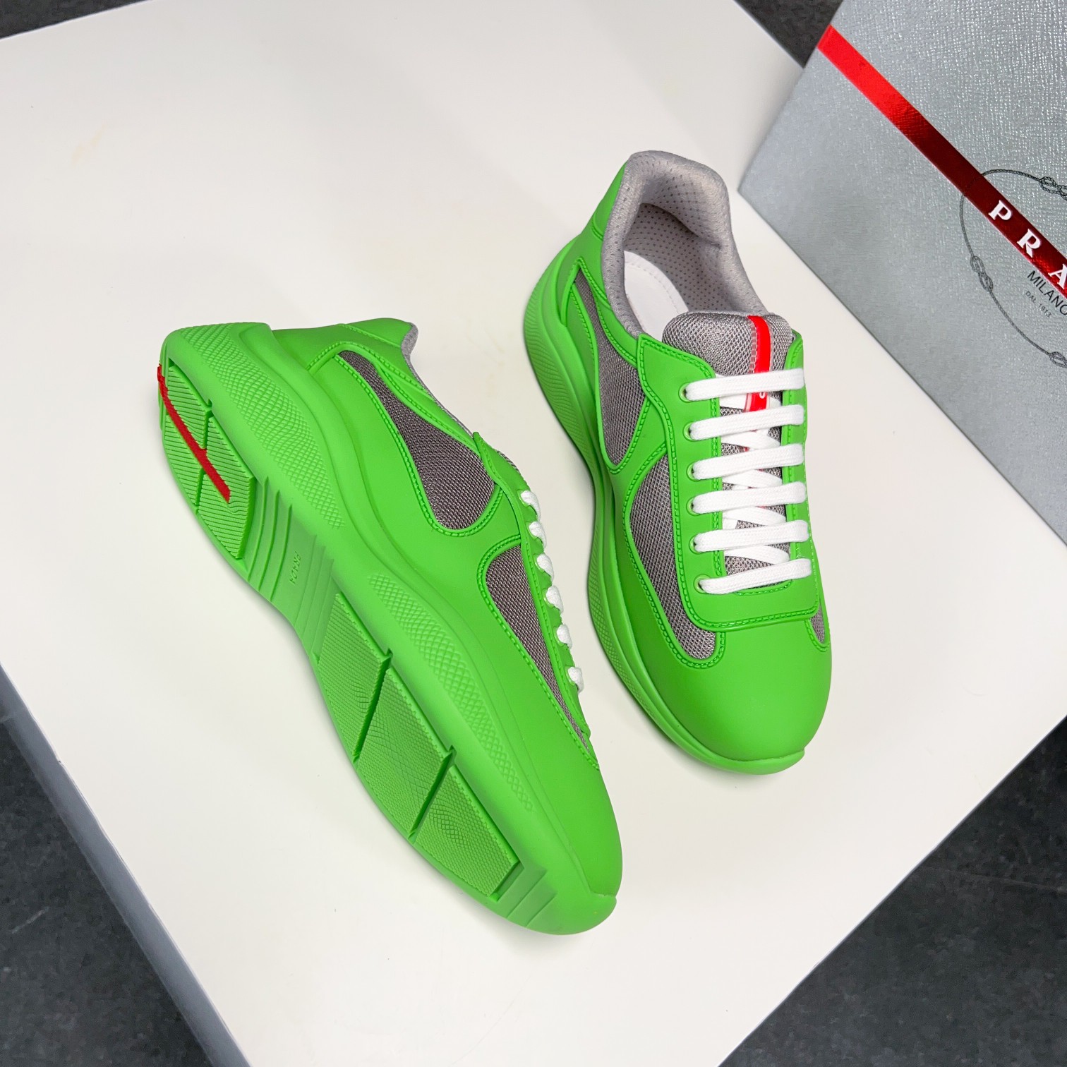 . PRAD* New Leather Sneakers Minimalist White Shoes Desde el siglo XIX, la piel brillante utilizada 