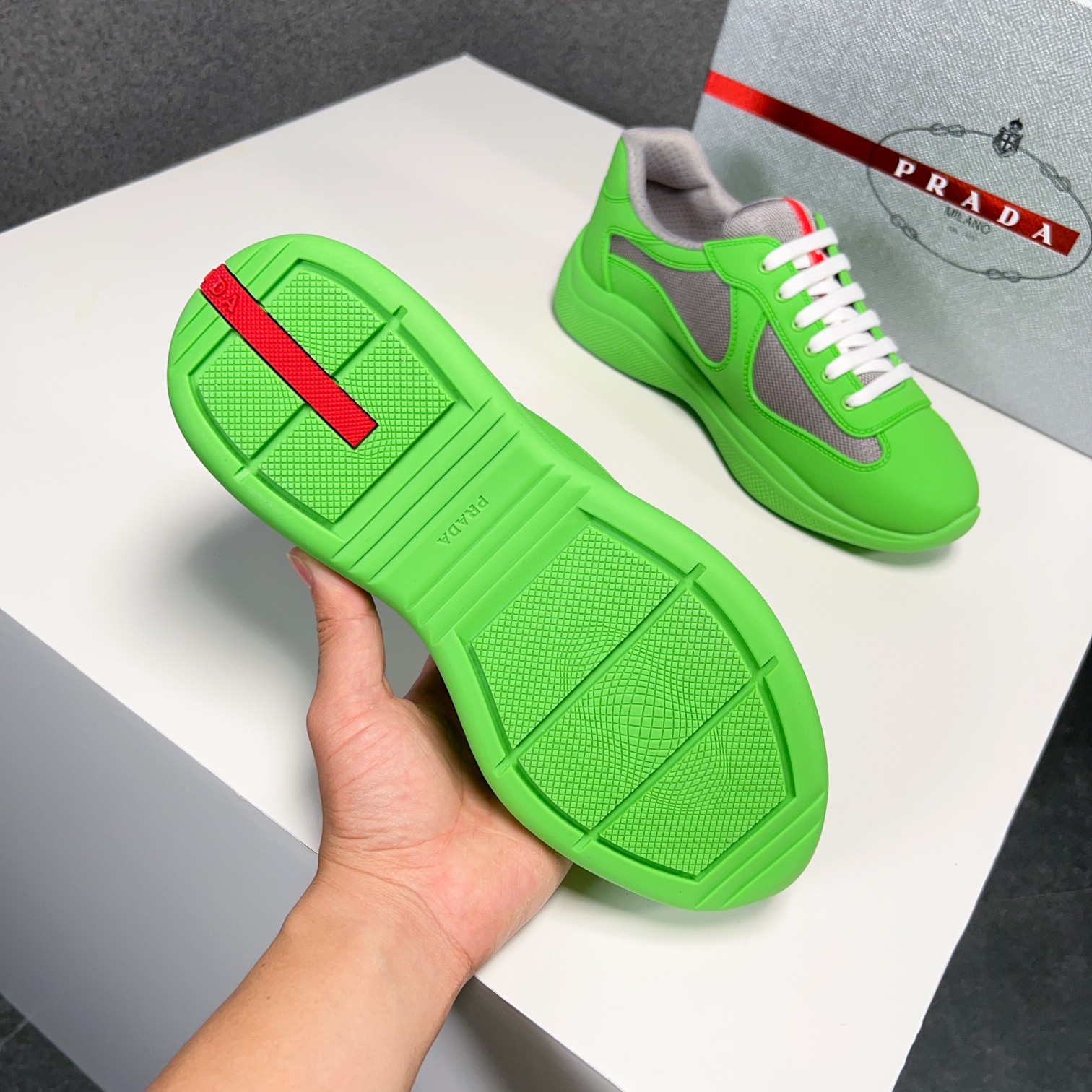. PRAD* New Leather Sneakers Minimalist White Shoes Desde el siglo XIX, la piel brillante utilizada 