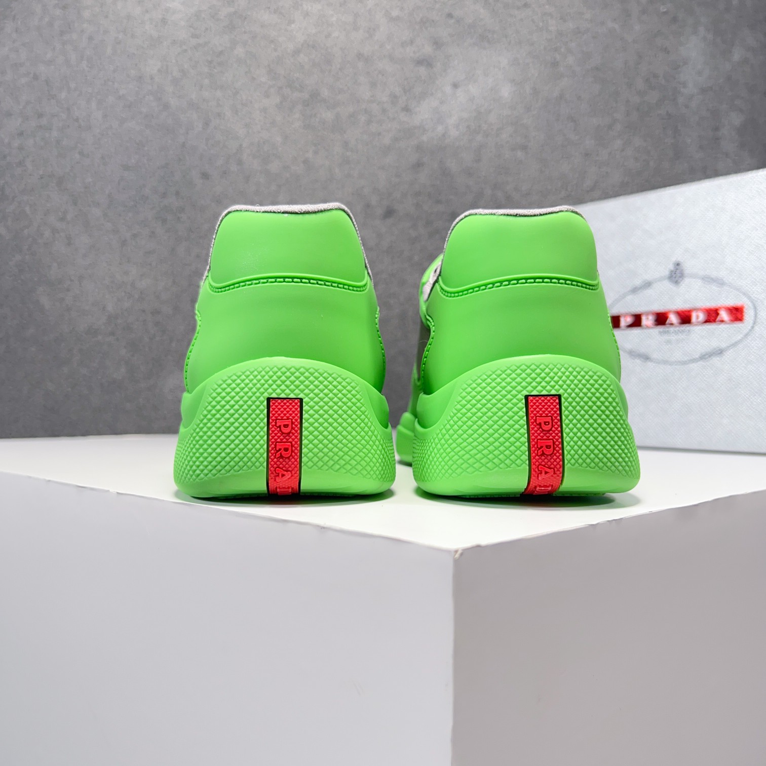 . PRAD* New Leather Sneakers Minimalist White Shoes Desde el siglo XIX, la piel brillante utilizada 