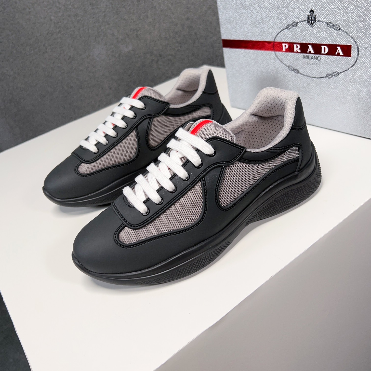 . PRAD* New Leather Sneakers Minimalist White Shoes Desde el siglo XIX, la piel brillante utilizada 