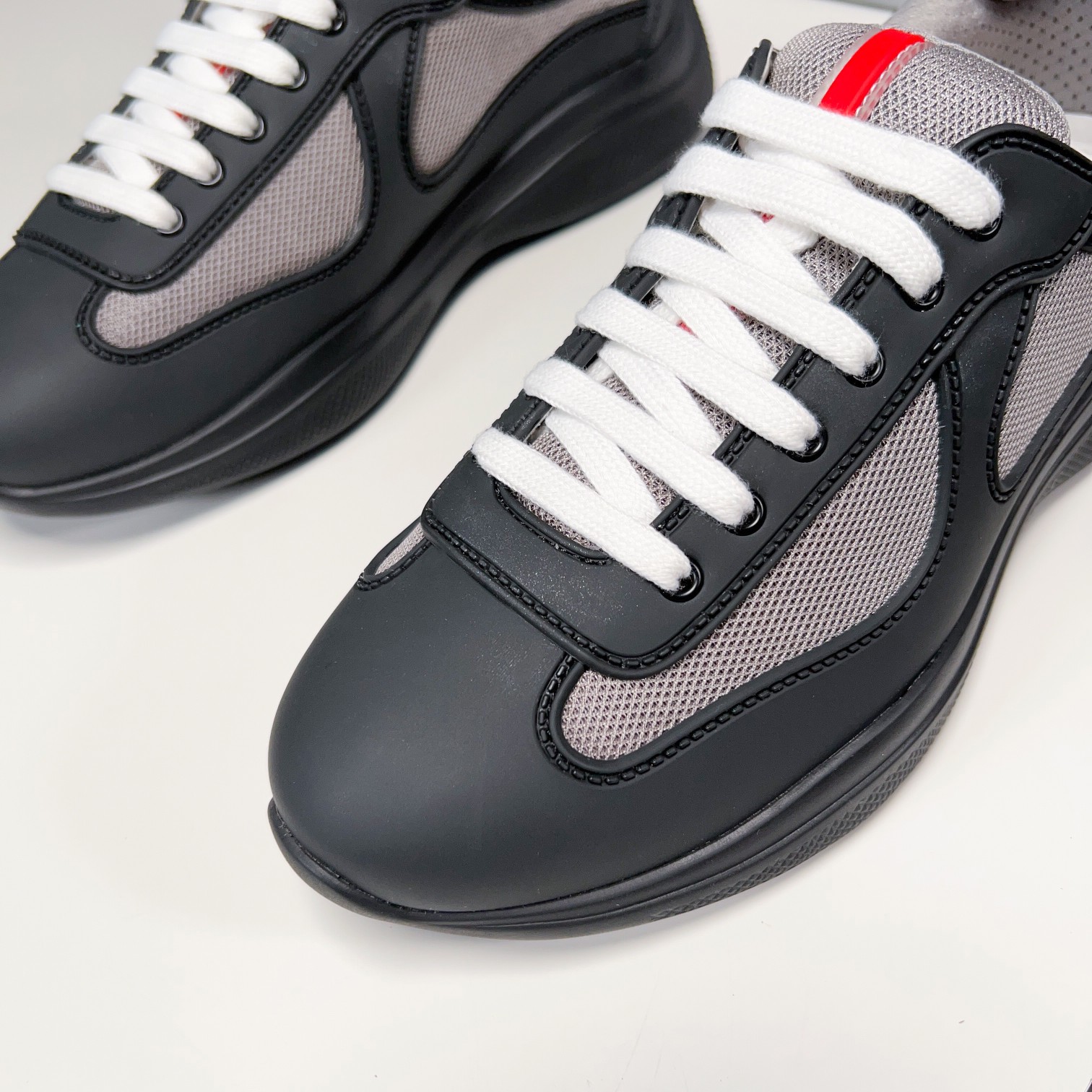 . PRAD* New Leather Sneakers Minimalist White Shoes Desde el siglo XIX, la piel brillante utilizada 