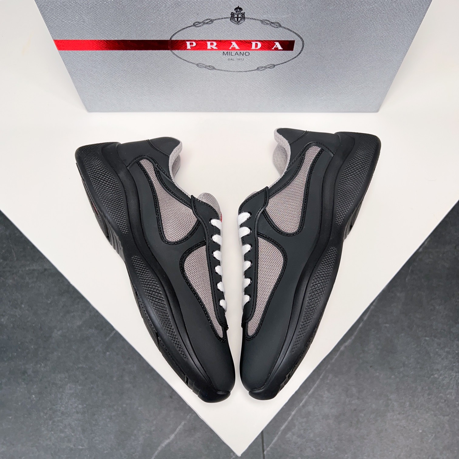 . PRAD* New Leather Sneakers Minimalist White Shoes Desde el siglo XIX, la piel brillante utilizada 