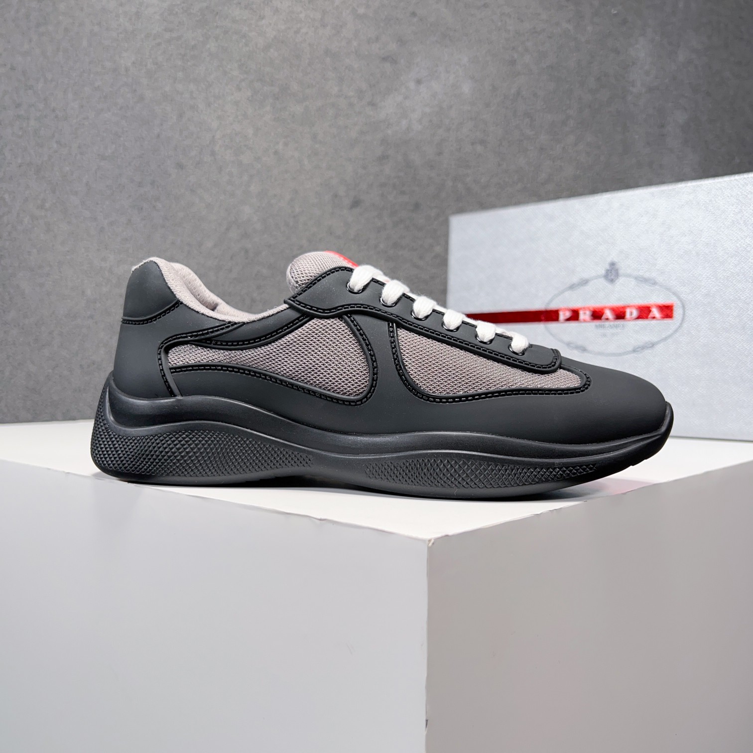 . PRAD* New Leather Sneakers Minimalist White Shoes Desde el siglo XIX, la piel brillante utilizada 