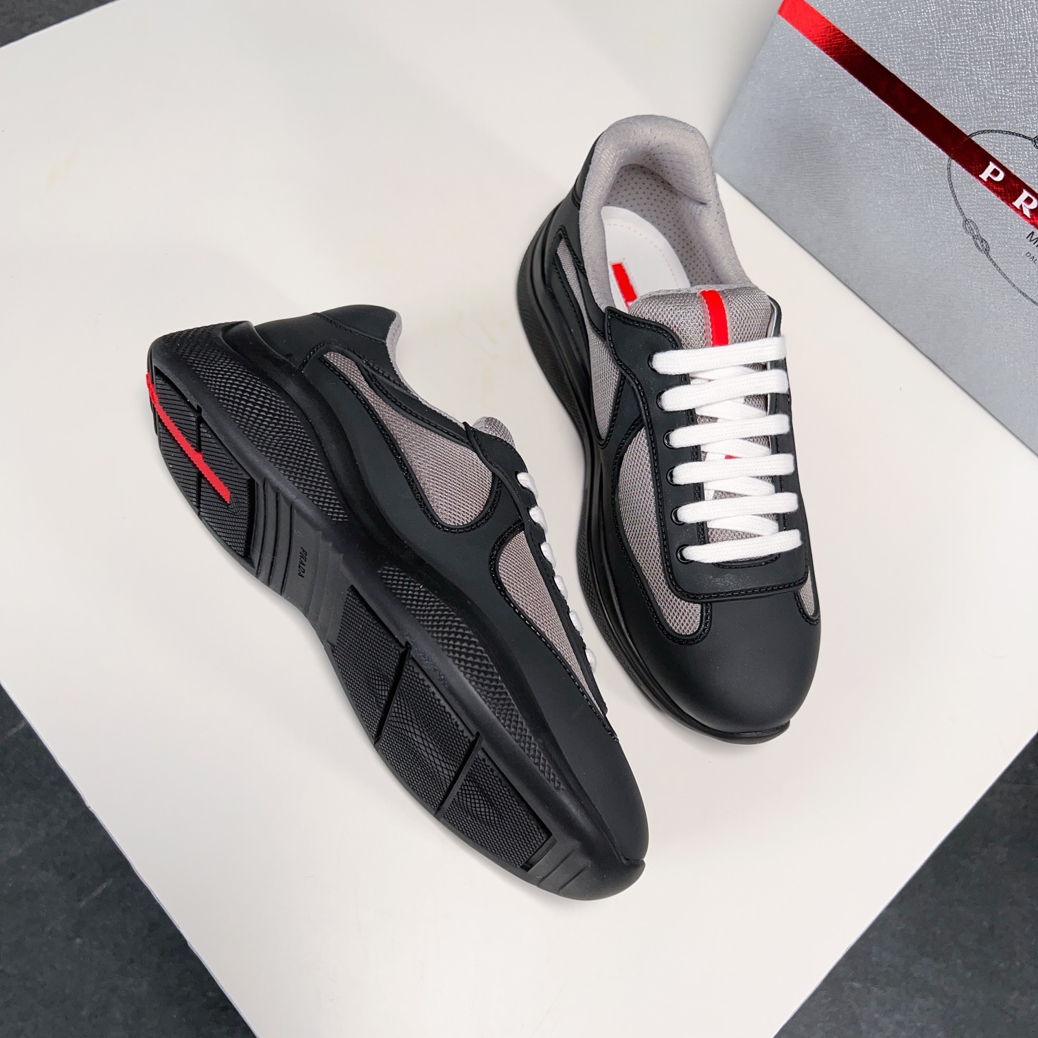 . PRAD* New Leather Sneakers Minimalist White Shoes Desde el siglo XIX, la piel brillante utilizada 